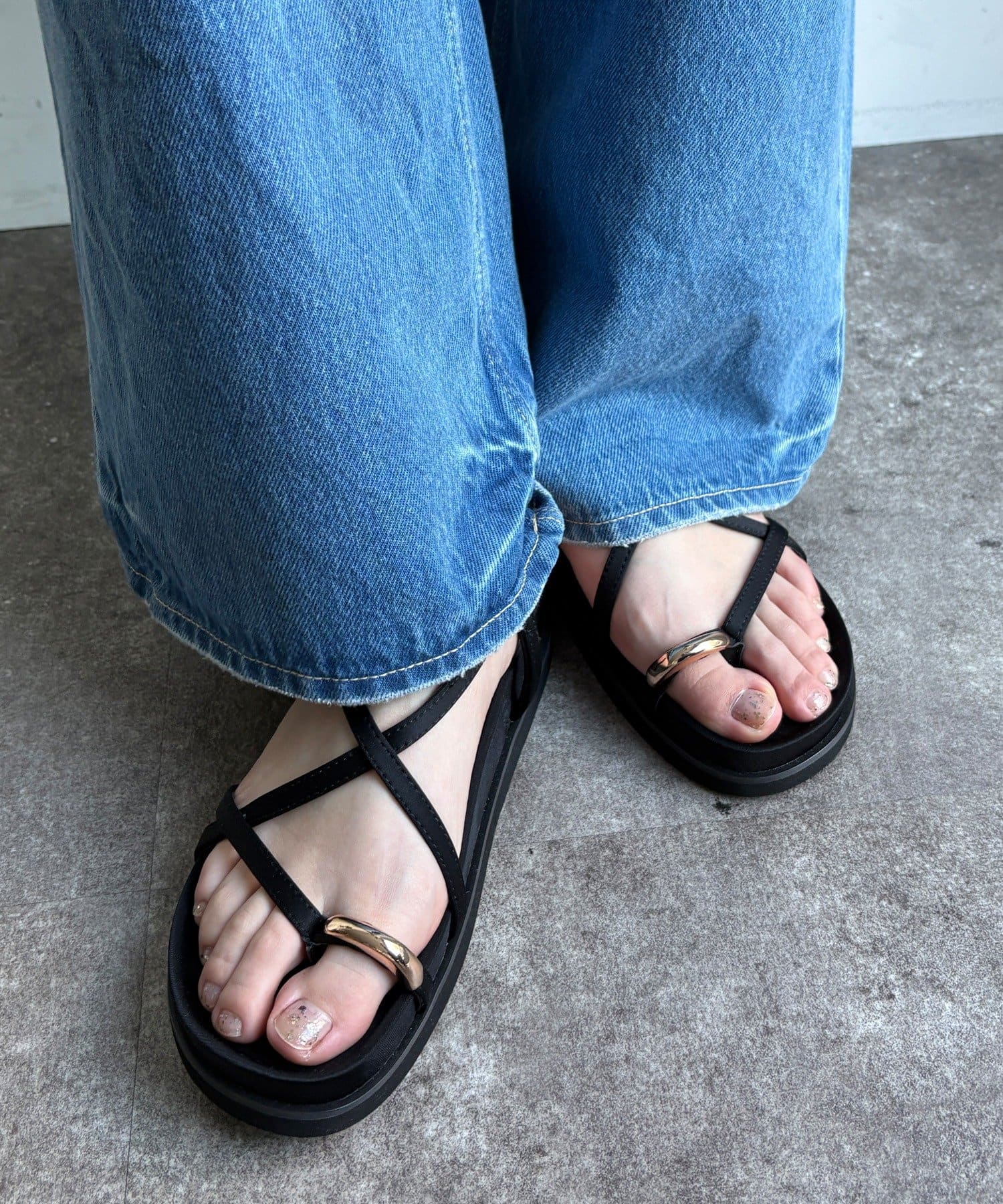 DOUDOU(ドゥドゥ) 【WEB限定】GOLDトングフラットクロスサンダル