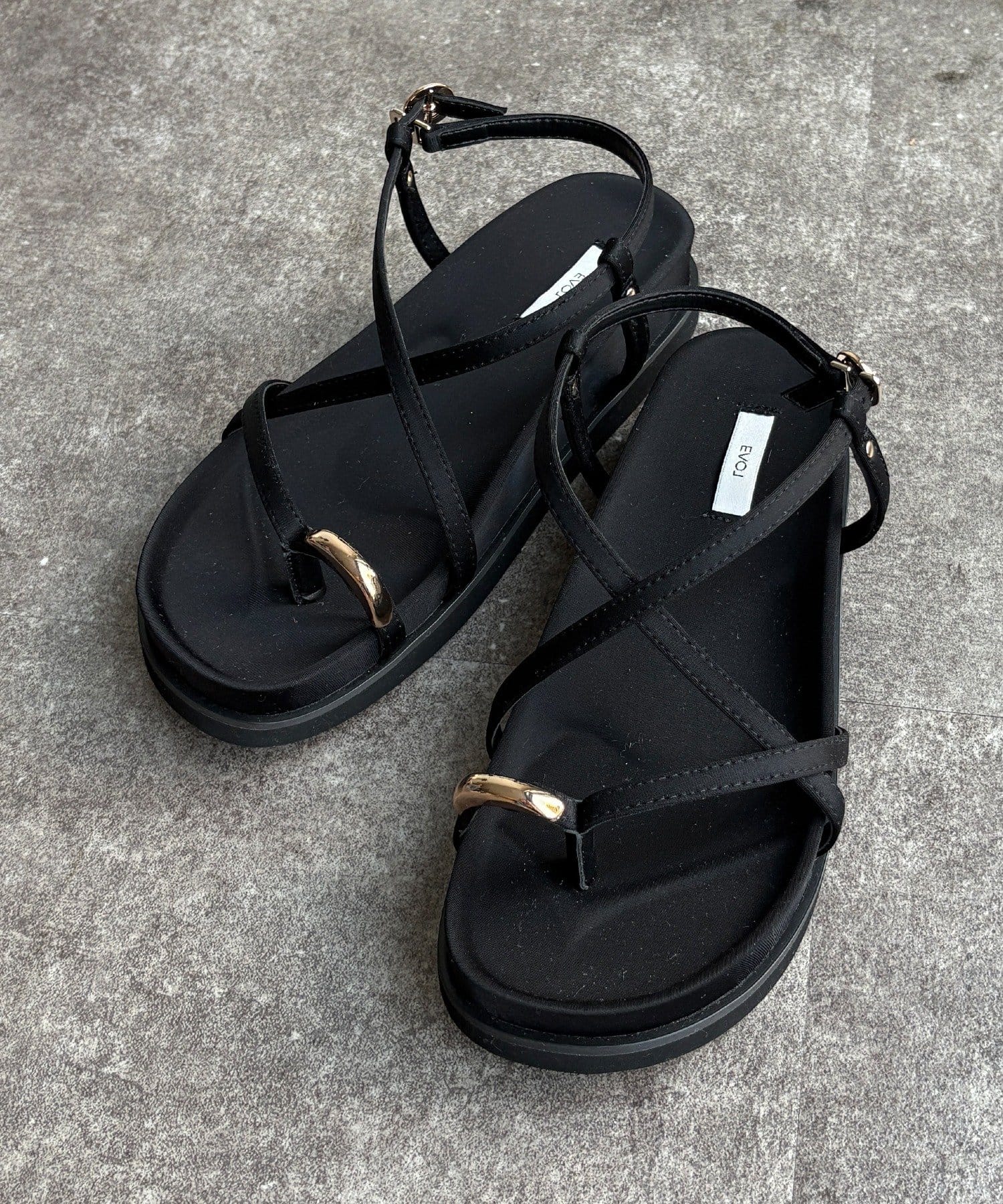 DOUDOU(ドゥドゥ) 【WEB限定】GOLDトングフラットクロスサンダル