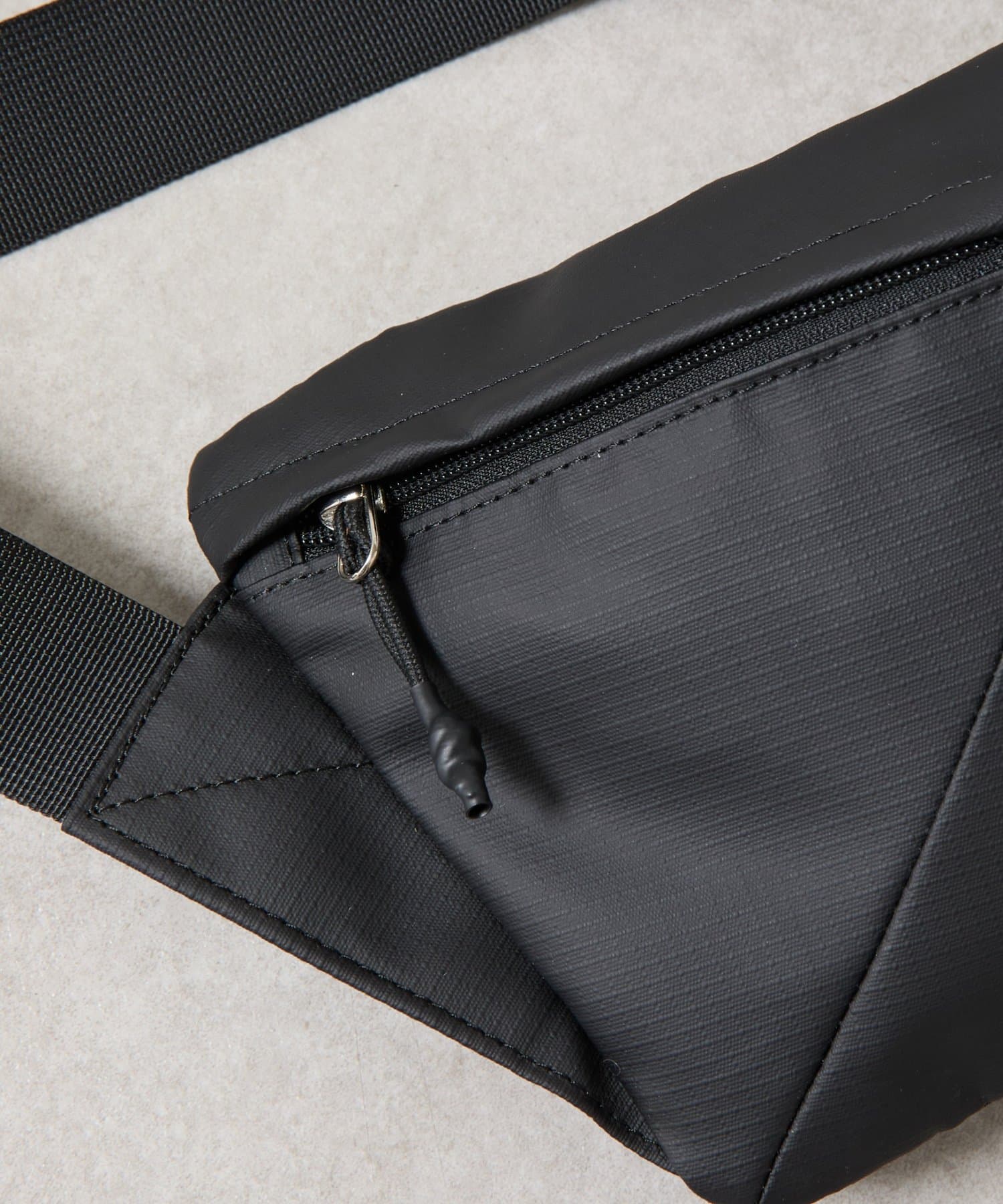 COLONY 2139(コロニー トゥーワンスリーナイン) リップストップボディバッグ