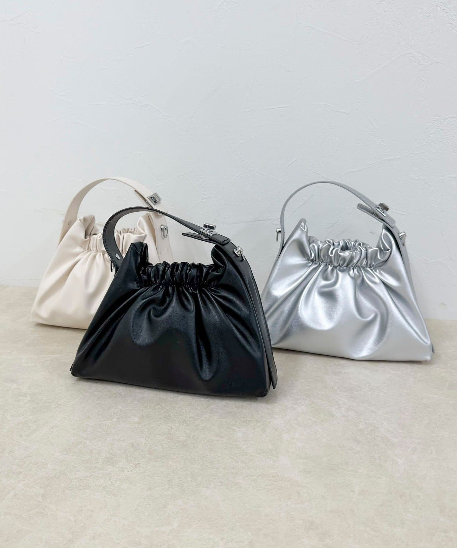 FREDY & GLOSTER(フレディ アンド グロスター) ギャザー三角ワンハンドルバッグ