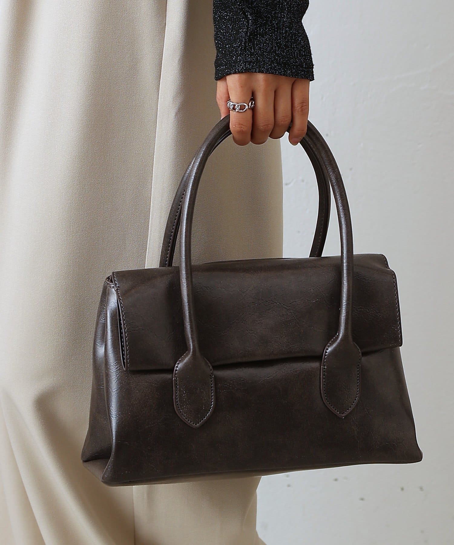 COLONY 2139(コロニー トゥーワンスリーナイン) コンパクトフラップハンドバッグ