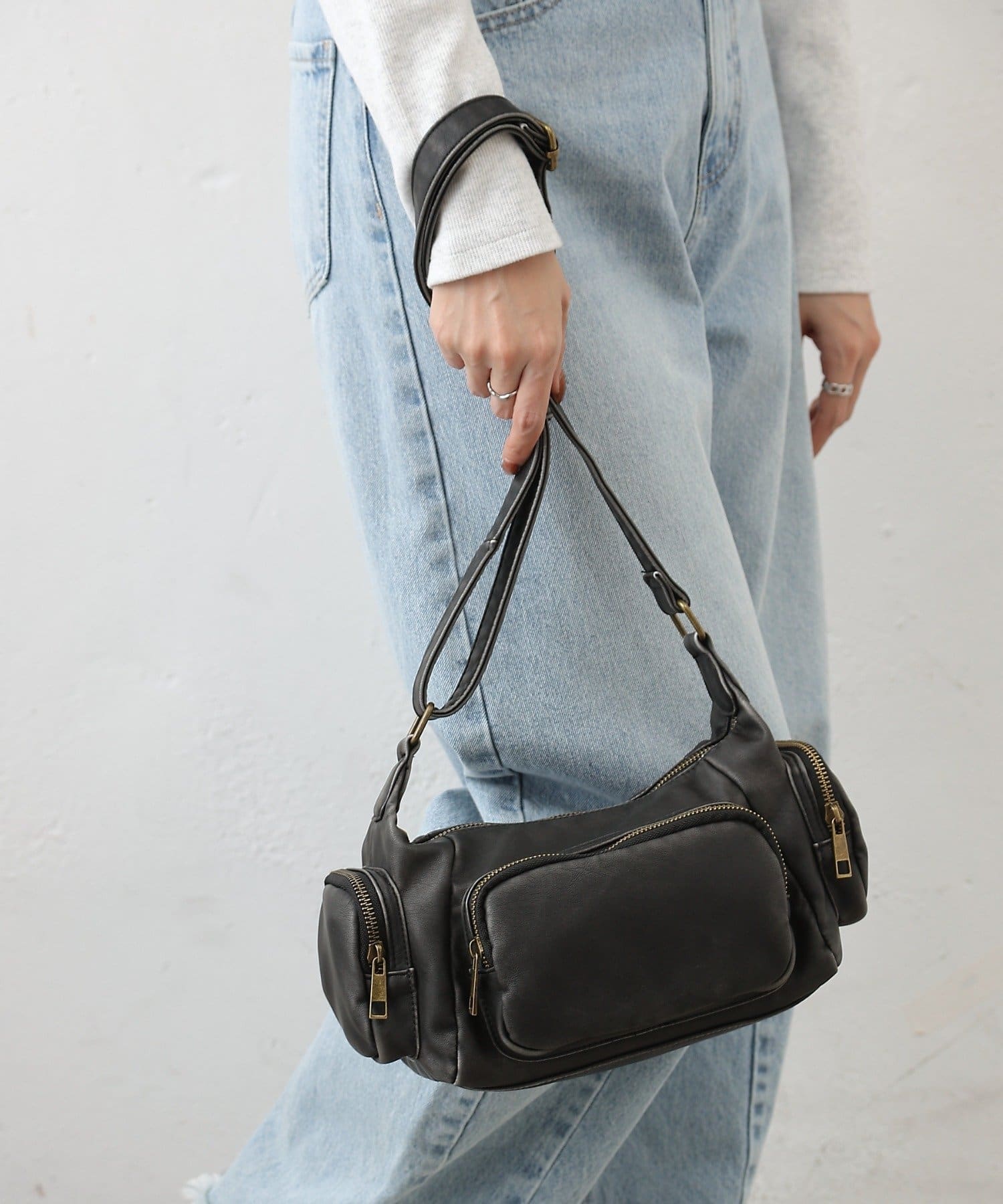 COLONY 2139(コロニー トゥーワンスリーナイン) ウォッシュ加工ショルダーバッグ