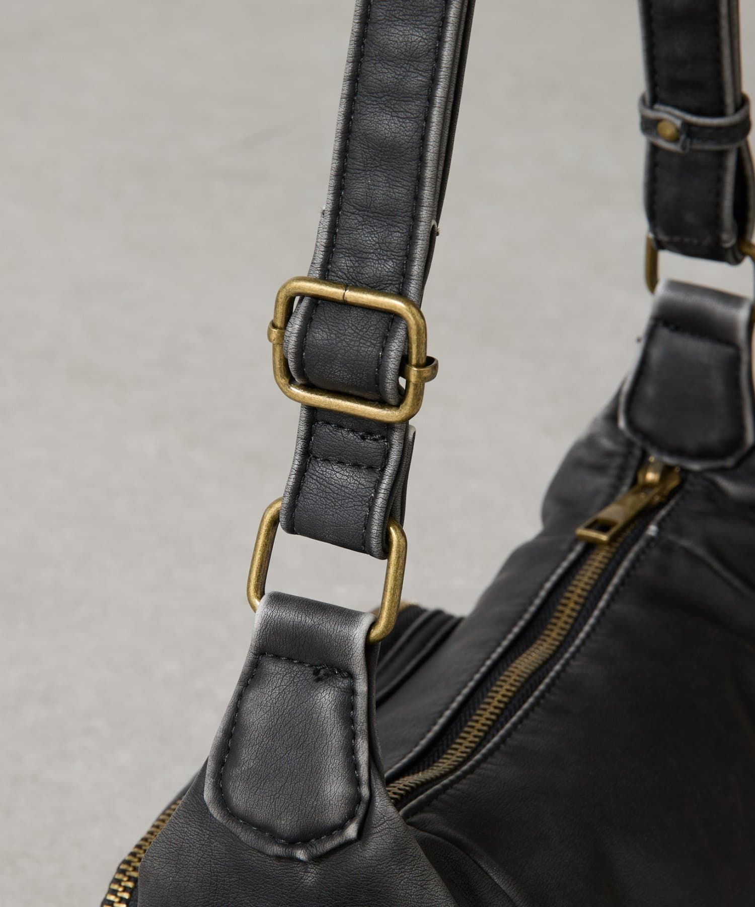 COLONY 2139(コロニー トゥーワンスリーナイン) ウォッシュ加工ショルダーバッグ