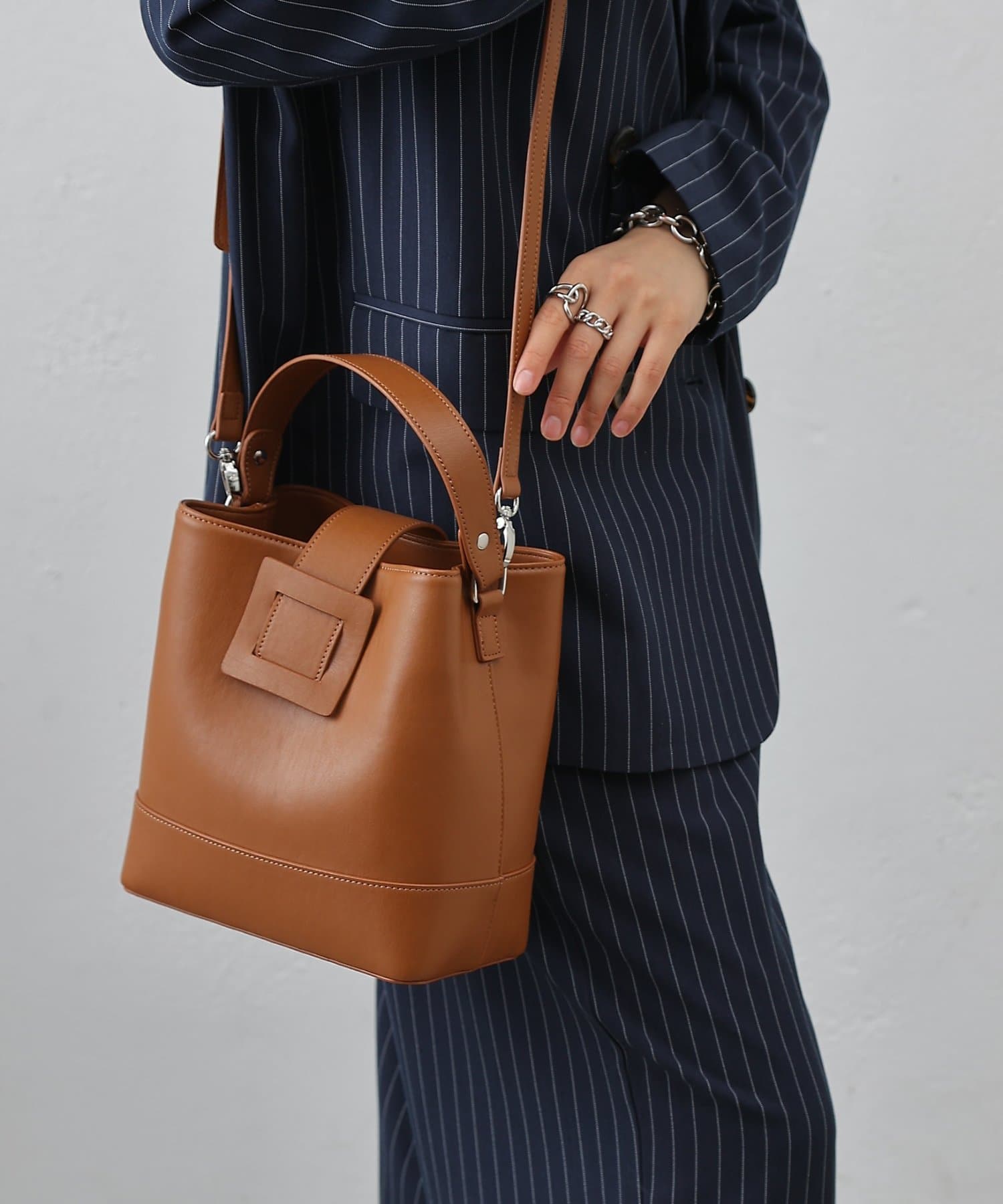 COLONY 2139(コロニー トゥーワンスリーナイン) ベルトフラップバケットバッグ