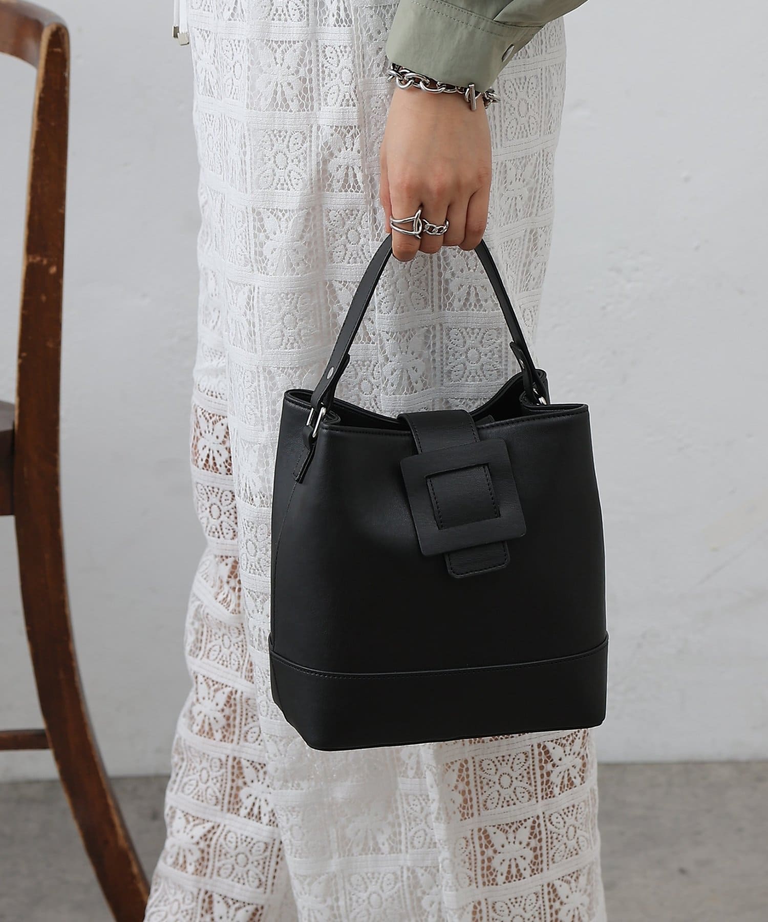 COLONY 2139(コロニー トゥーワンスリーナイン) ベルトフラップバケットバッグ