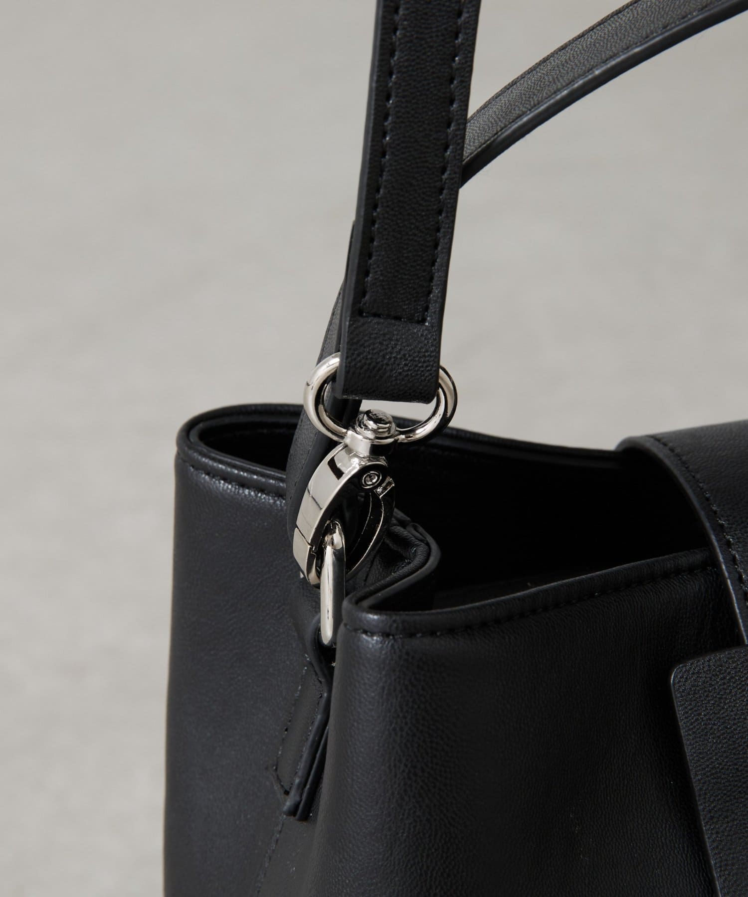 COLONY 2139(コロニー トゥーワンスリーナイン) ベルトフラップバケットバッグ