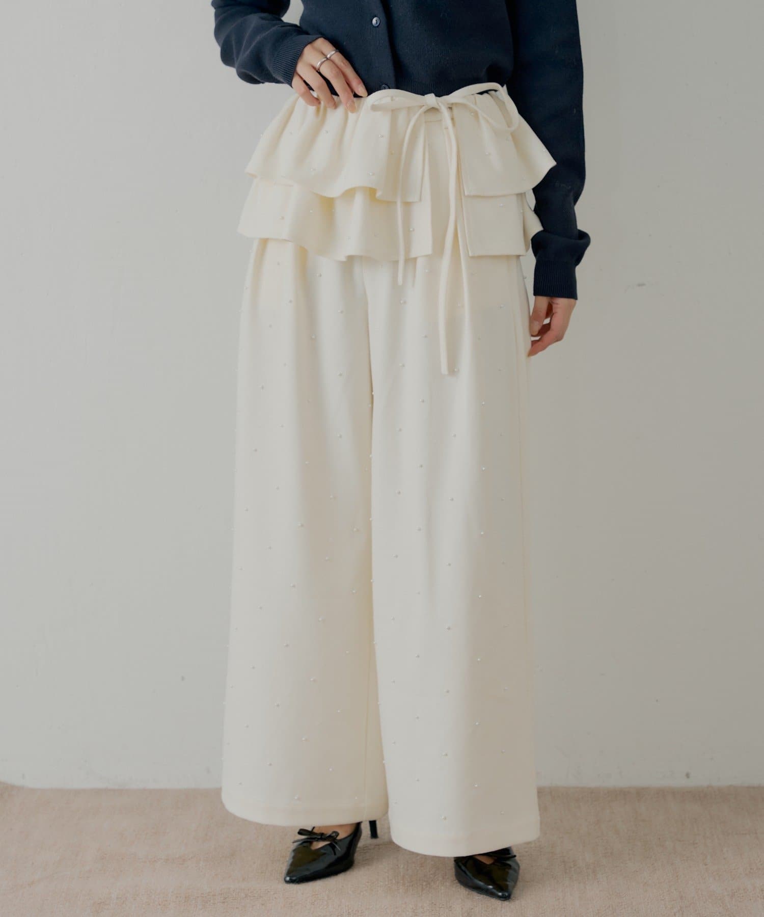 Chico(チコ) 【SALON by Chico/セットアップ対応】取り外しフリル＋パールルーズスラックスパンツ