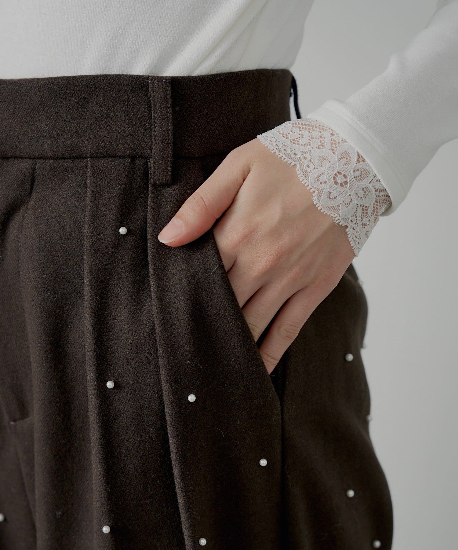 Chico(チコ) 【SALON by Chico/セットアップ対応】取り外しフリル＋パールルーズスラックスパンツ