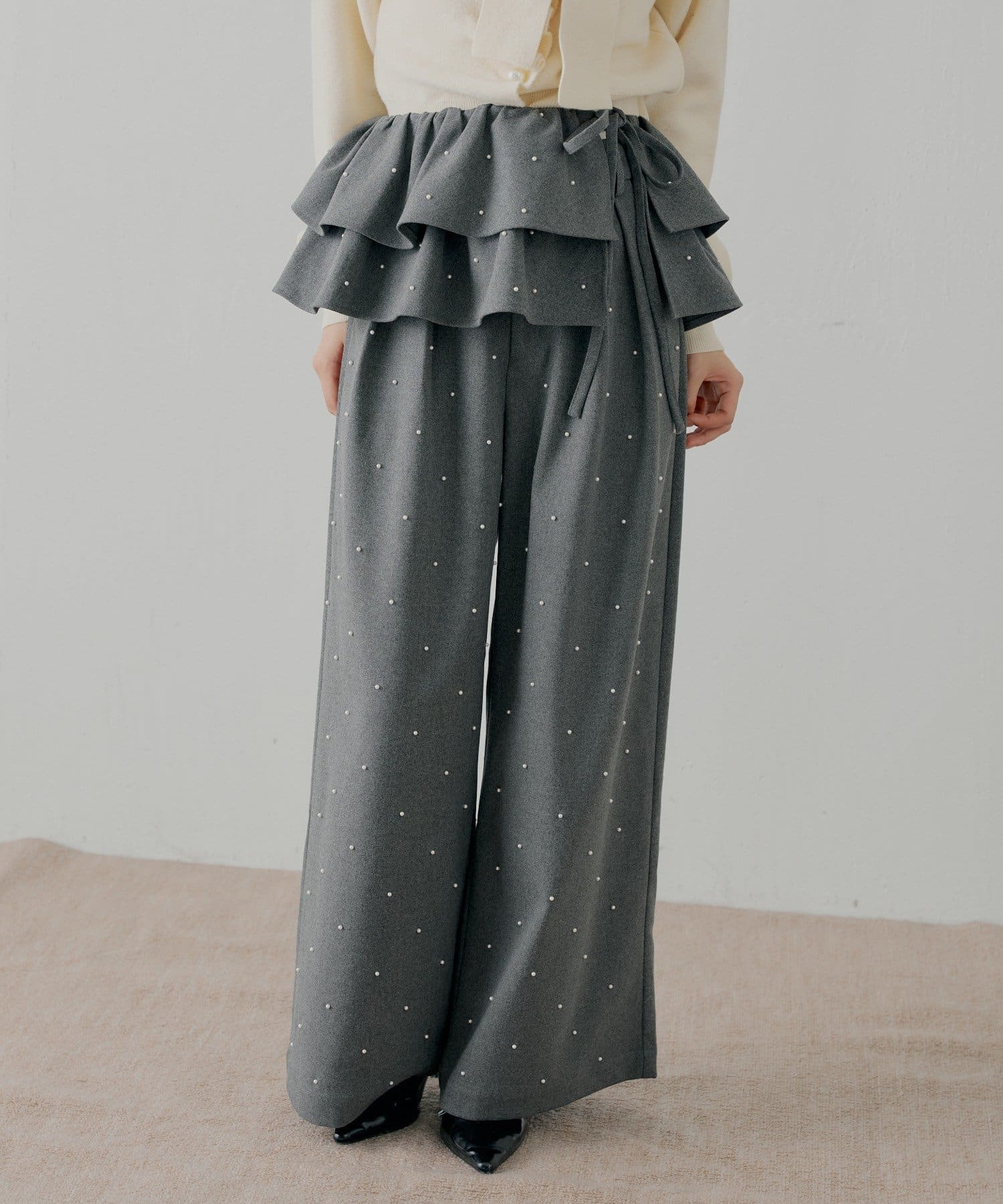 Chico(チコ) 【SALON by Chico/セットアップ対応】取り外しフリル＋パールルーズスラックスパンツ