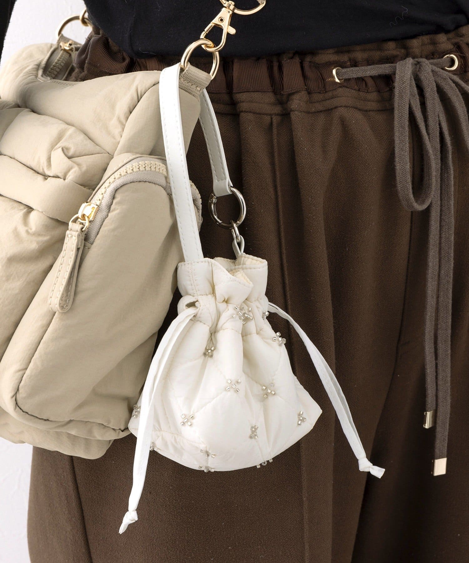 3COINS(スリーコインズ) ビーズ付きキルティングミニポーチ