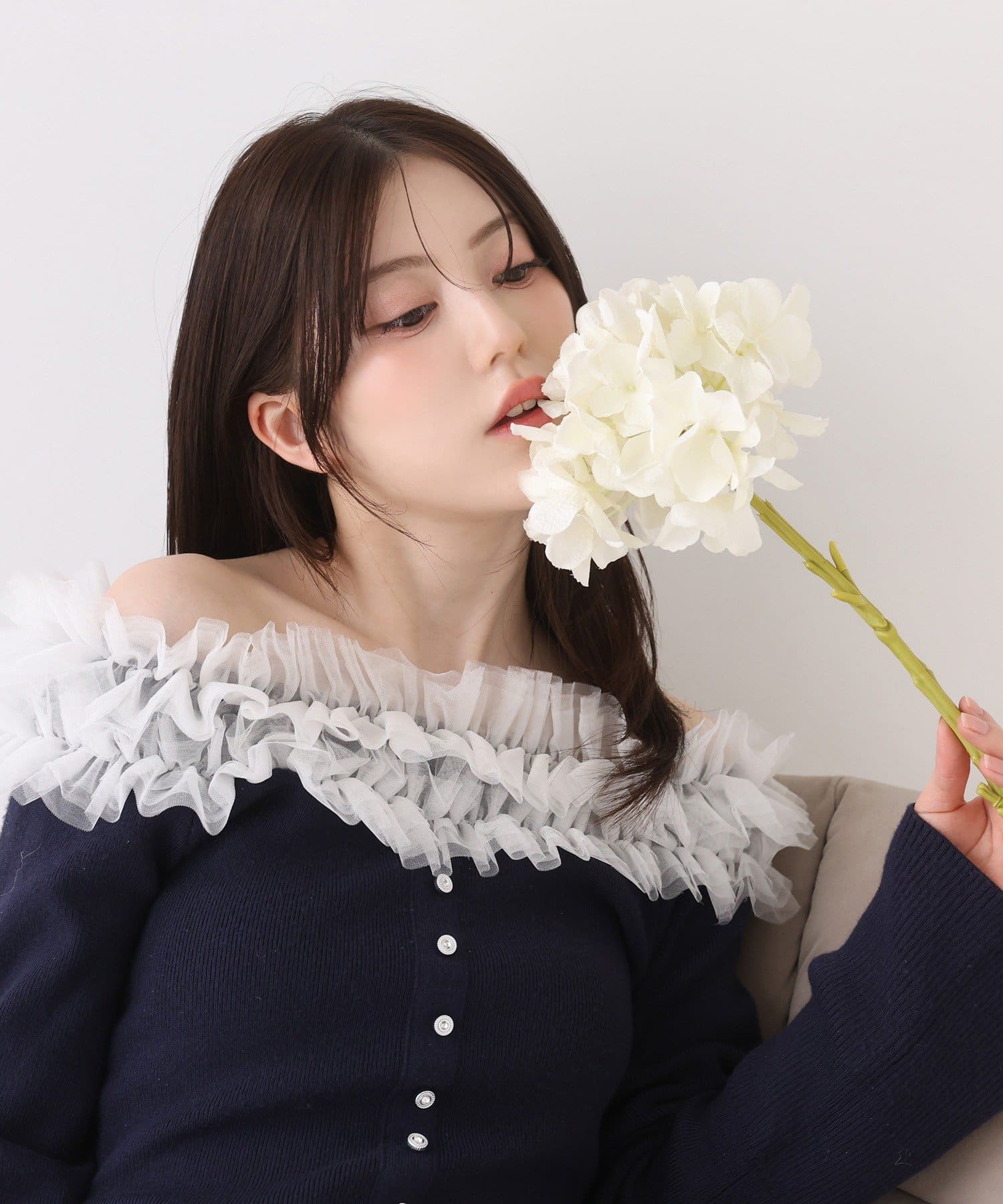 one after another NICE CLAUP(ワンアフターアナザー ナイスクラップ) チュールフリルオフショルニット