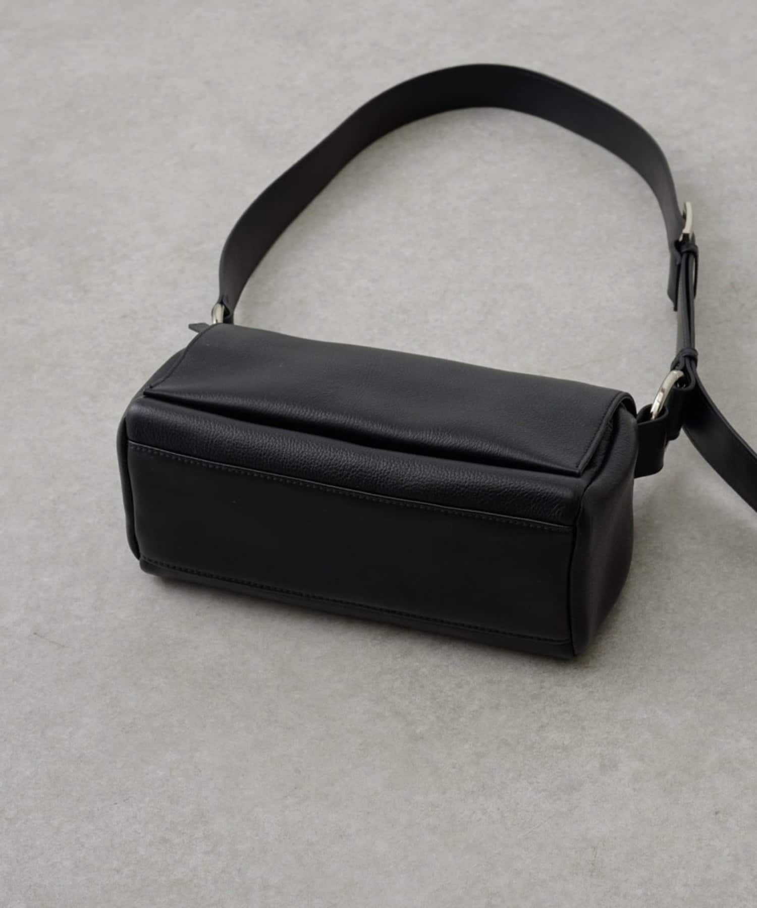 BEARDSLEY(ビアズリー) レザーボディバッグ