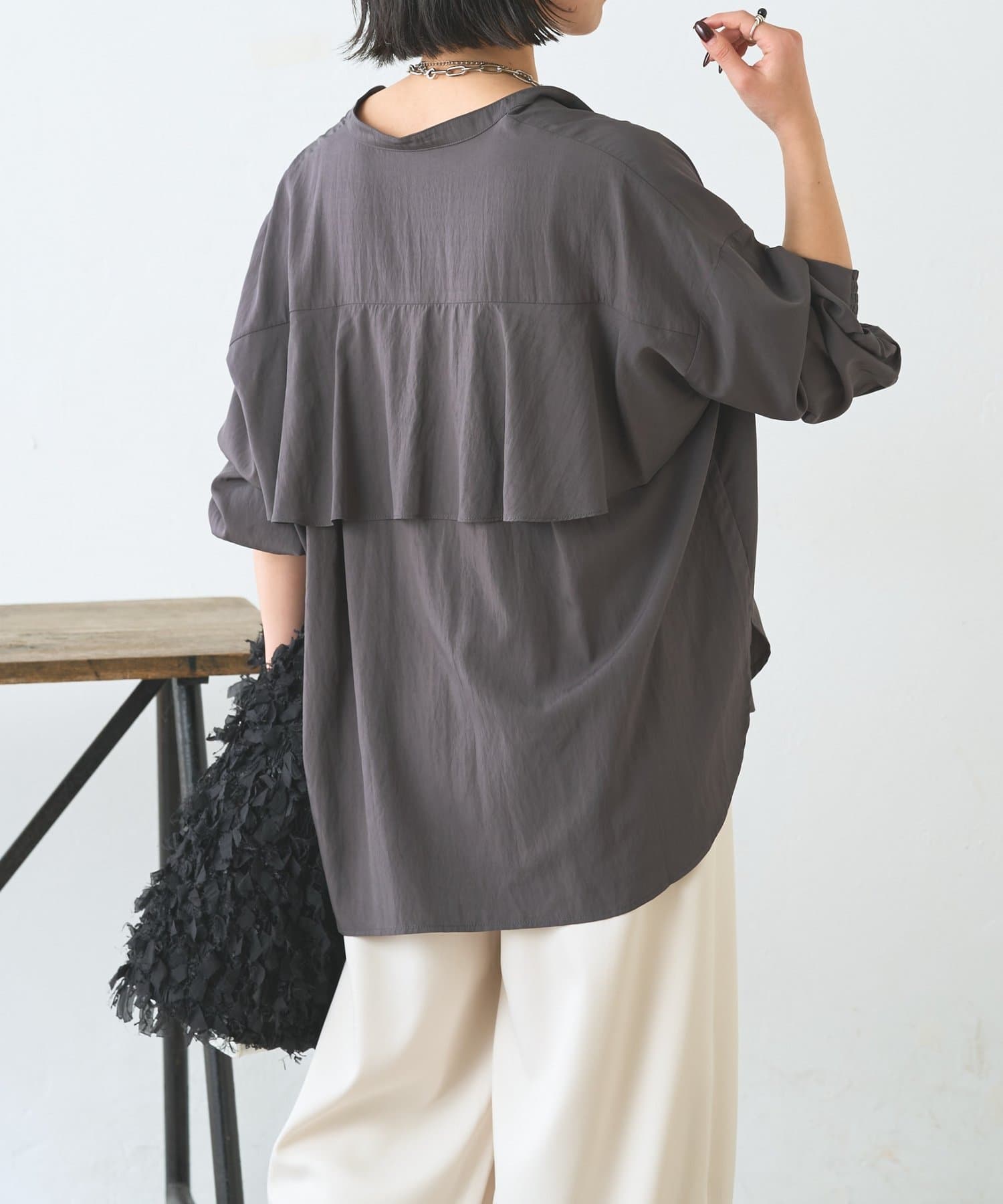 Jena　espace merveilleux(ジェナ　エスパスメルヴェイユ) 後ろヨークラッフルシャツ