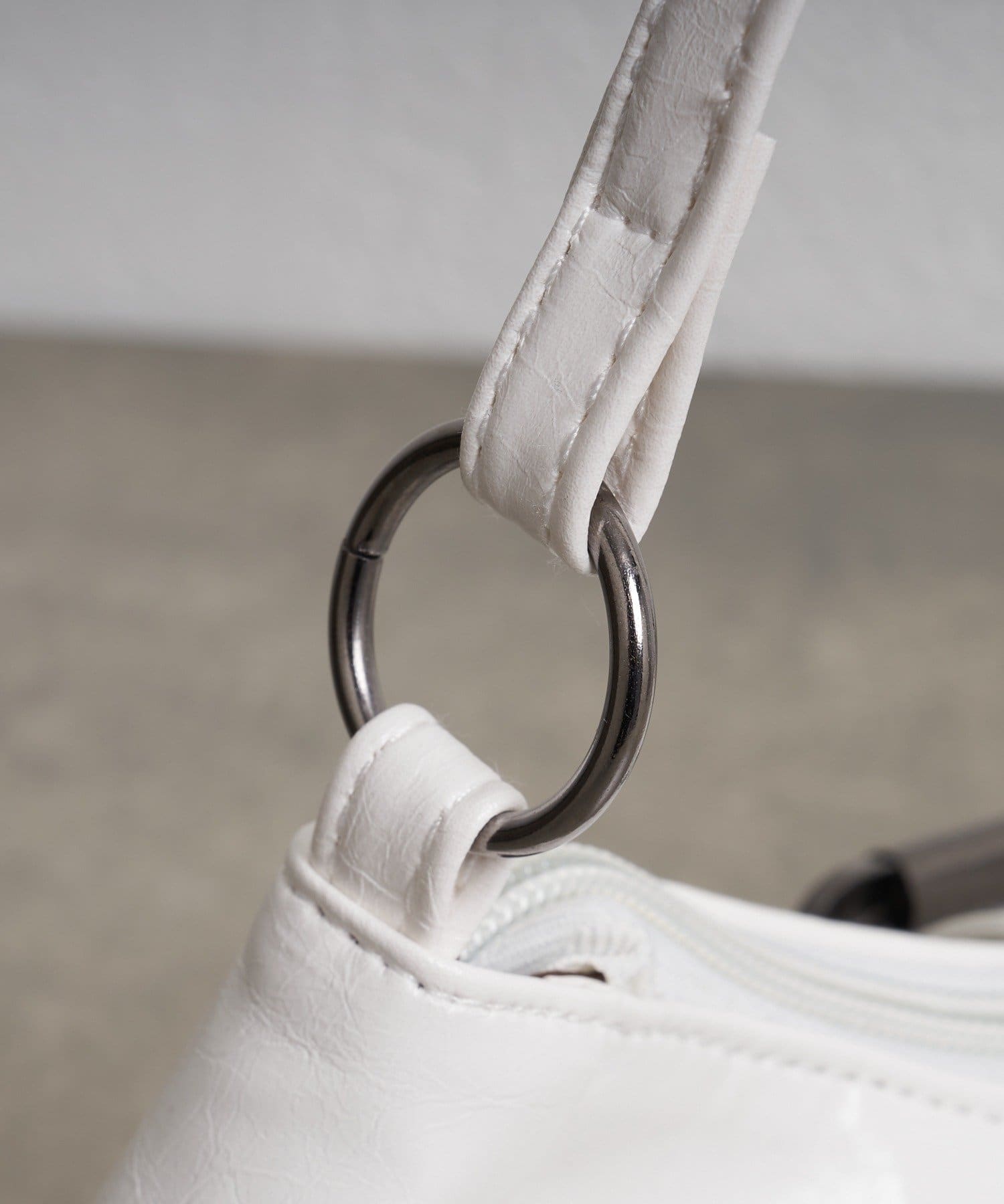 RAY CASSIN(レイカズン) バックルベルト付ショルダー