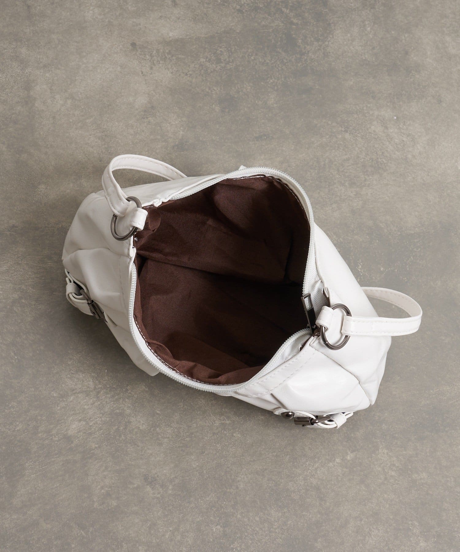 RAY CASSIN(レイカズン) バックルベルト付ショルダーバッグ