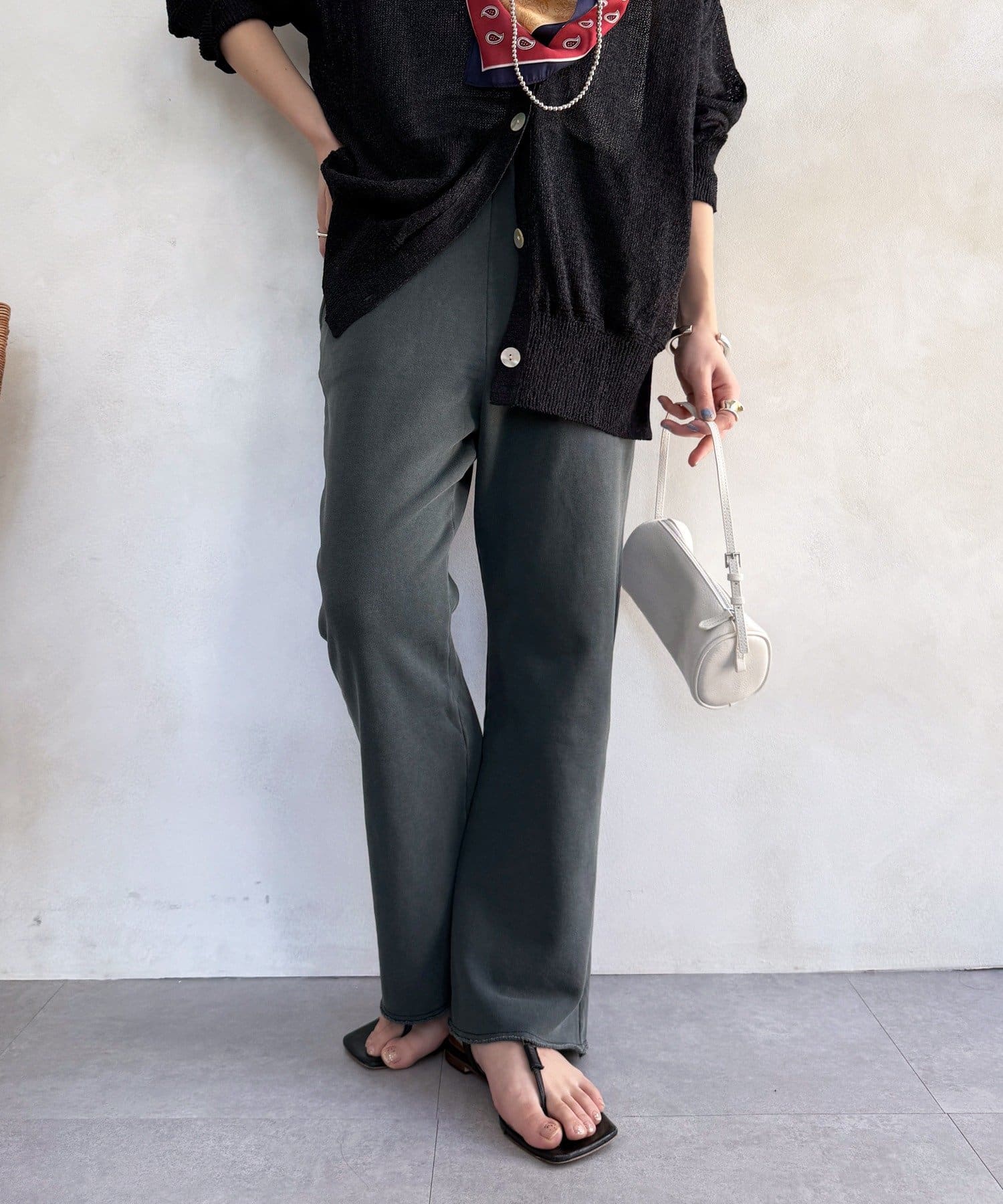 DOUDOU(ドゥドゥ) ピグメント加工裏毛フレアパンツ