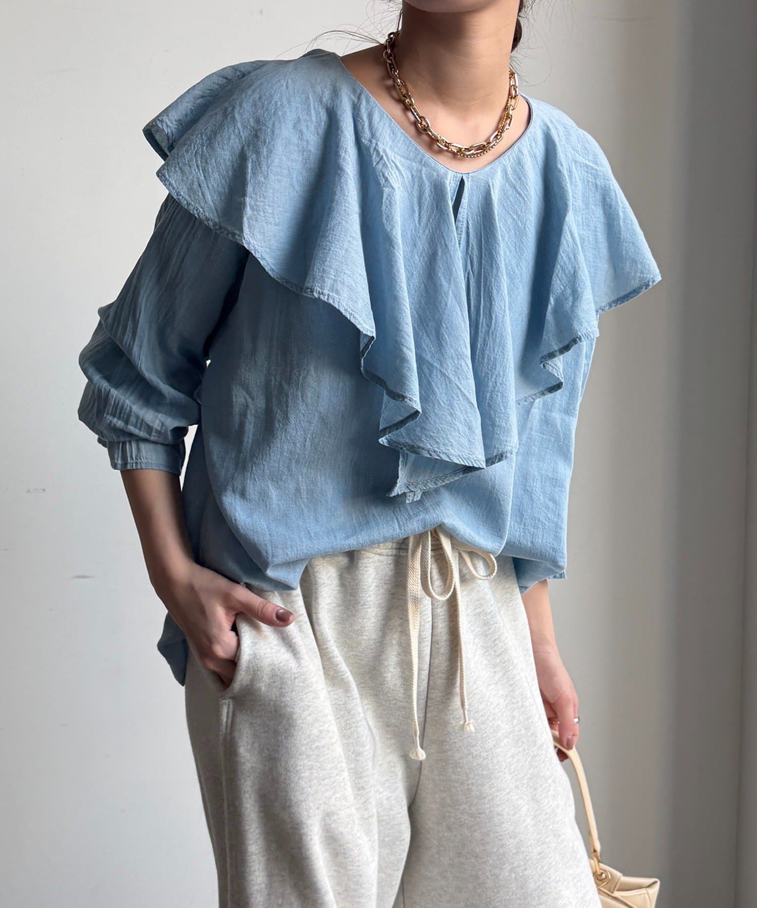 DOUDOU(ドゥドゥ) シアーデニムラッフルブラウス