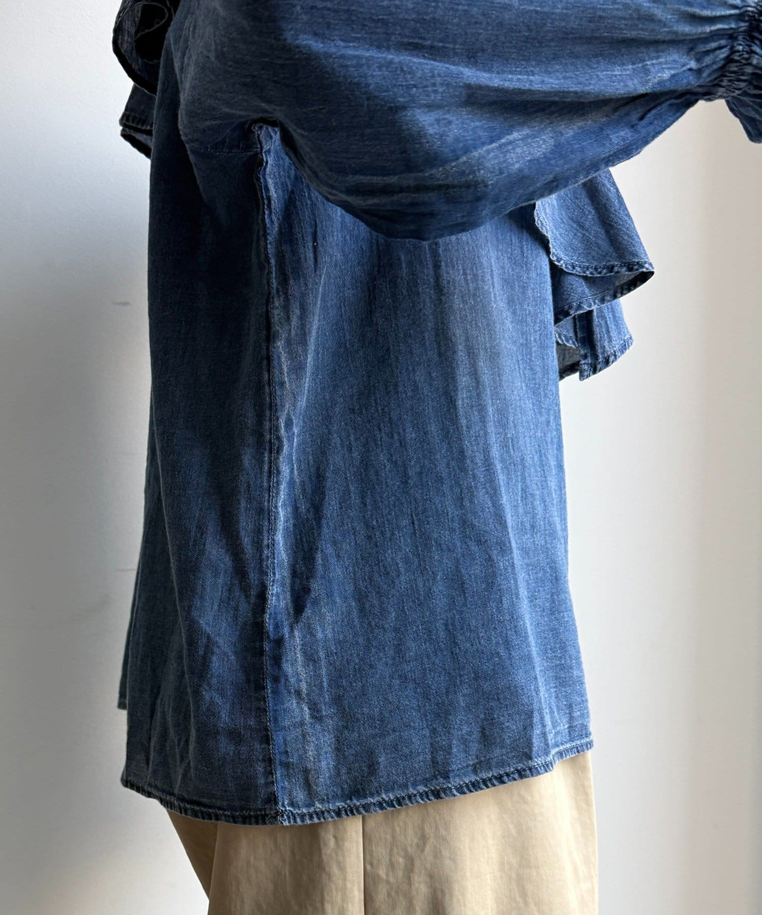 DOUDOU(ドゥドゥ) シアーデニムラッフルブラウス