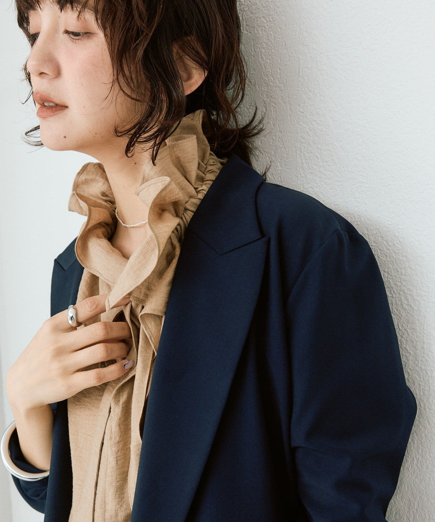 RIVE DROITE(リヴドロワ) 予約【顔まわり華やか】リネンライクフリルカラーブラウス