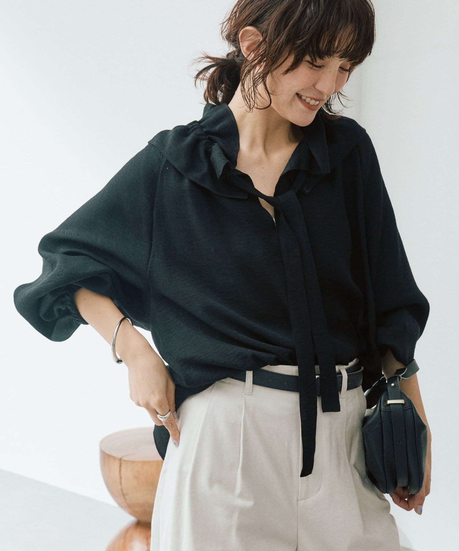 RIVE DROITE(リヴドロワ) 予約【顔まわり華やか】リネンライクフリルカラーブラウス