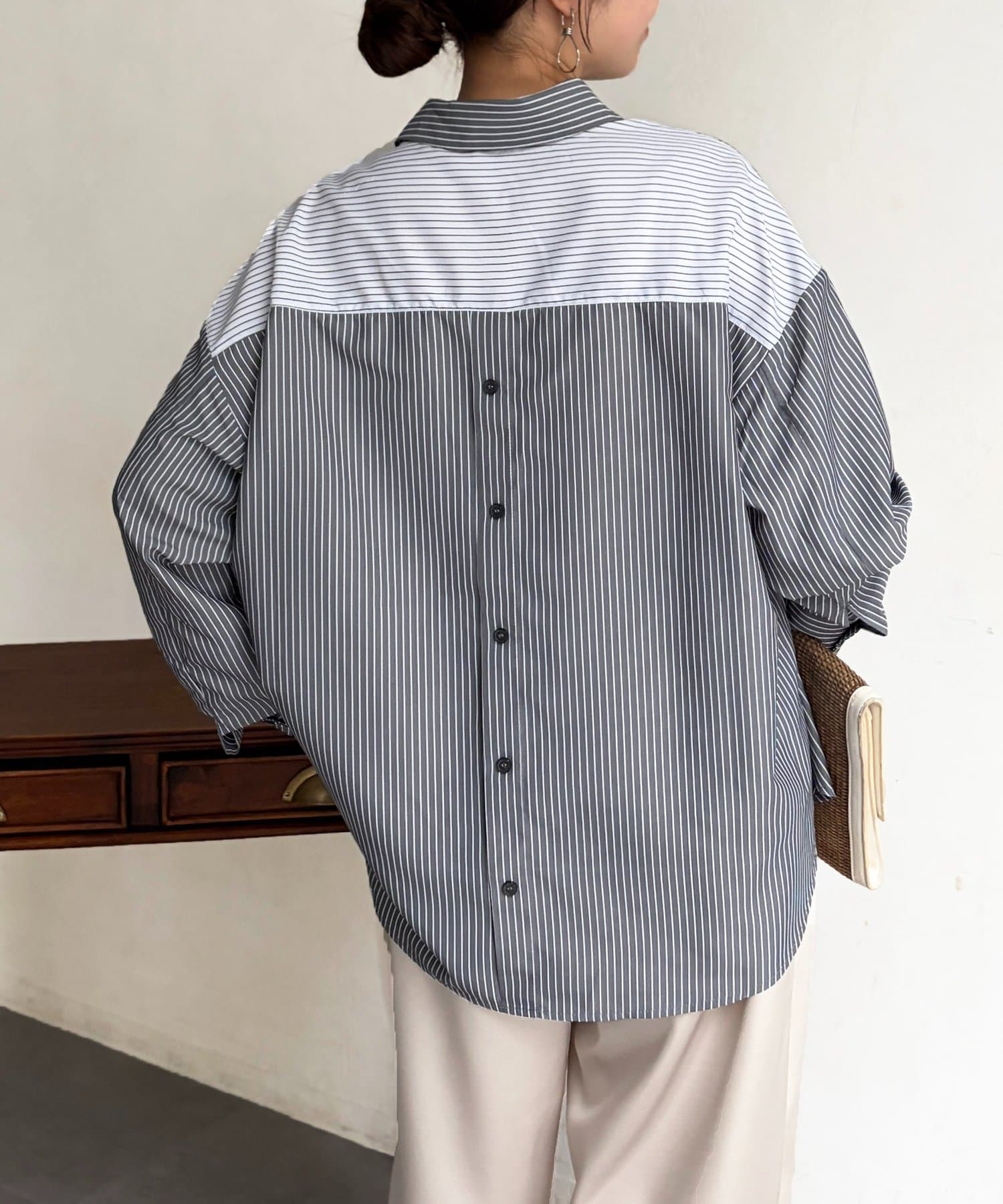 Chez toi(シェトワ) ストライプ後ろ切替ボタンシャツ