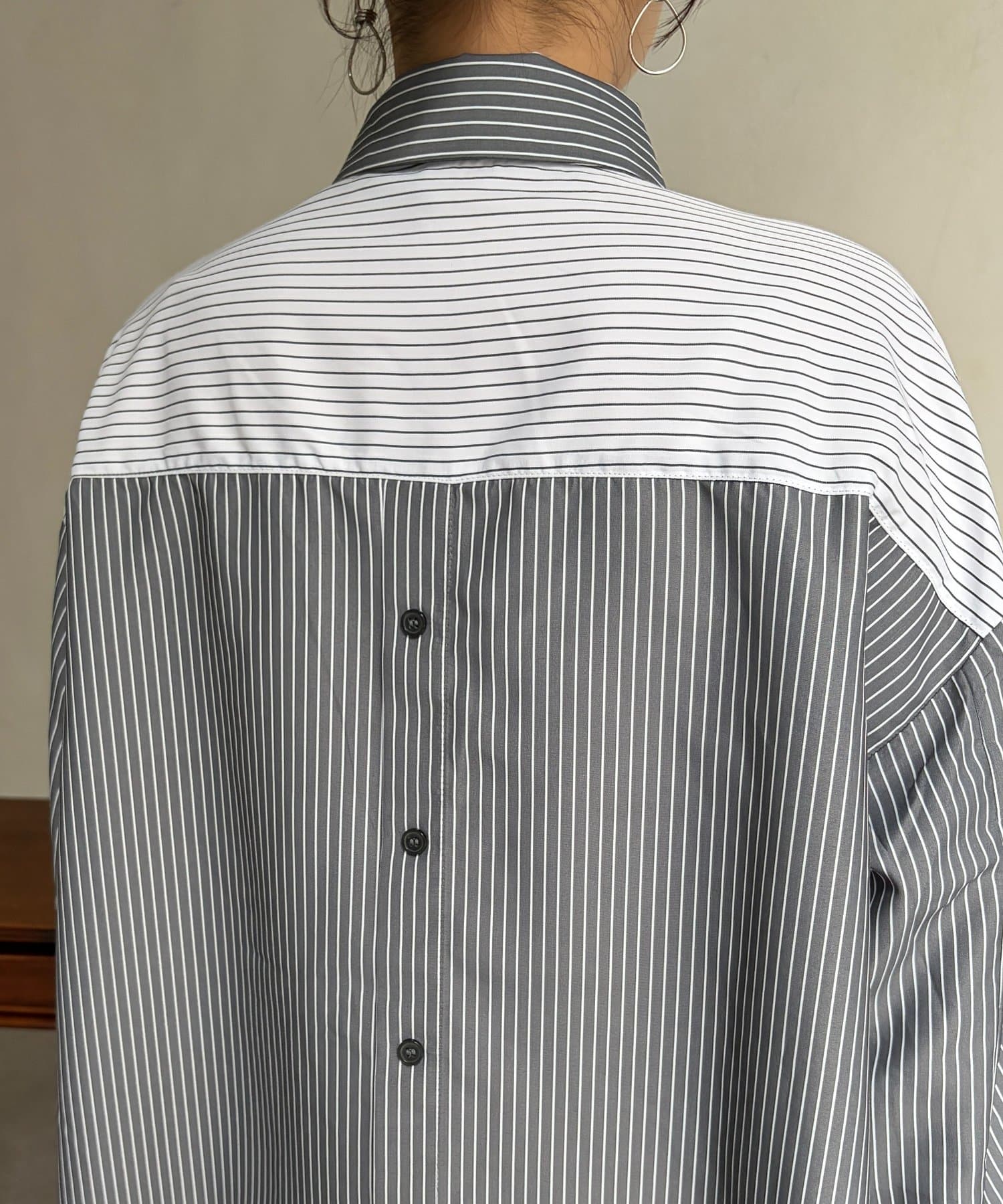 Chez toi(シェトワ) ストライプ後ろ切替ボタンシャツ