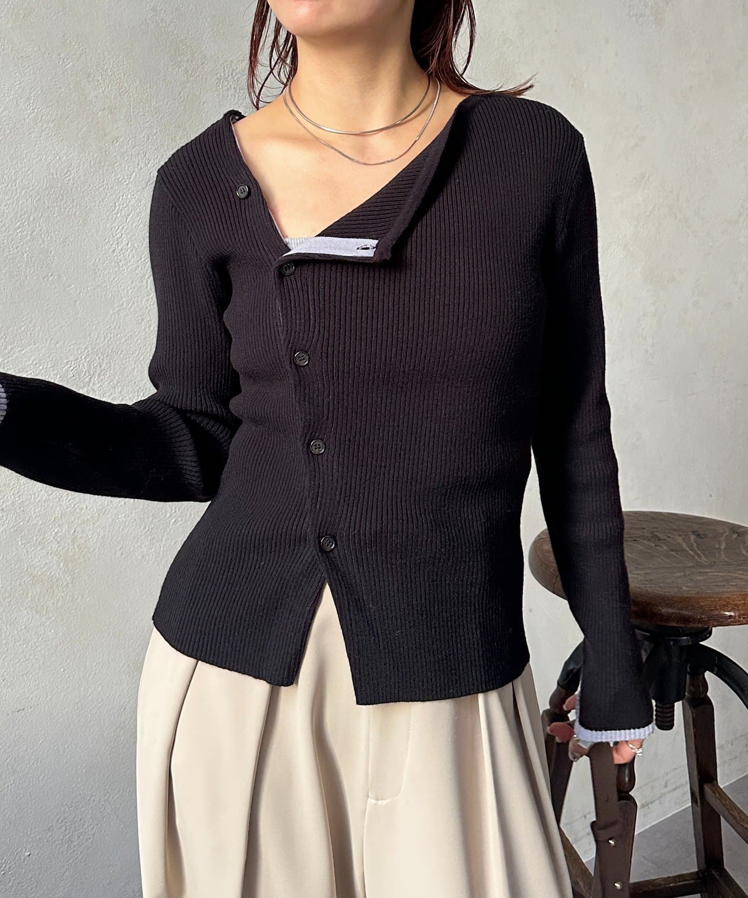 Thevon.(ゼヴォン) アシメネックボタンリブニットプルオーバー