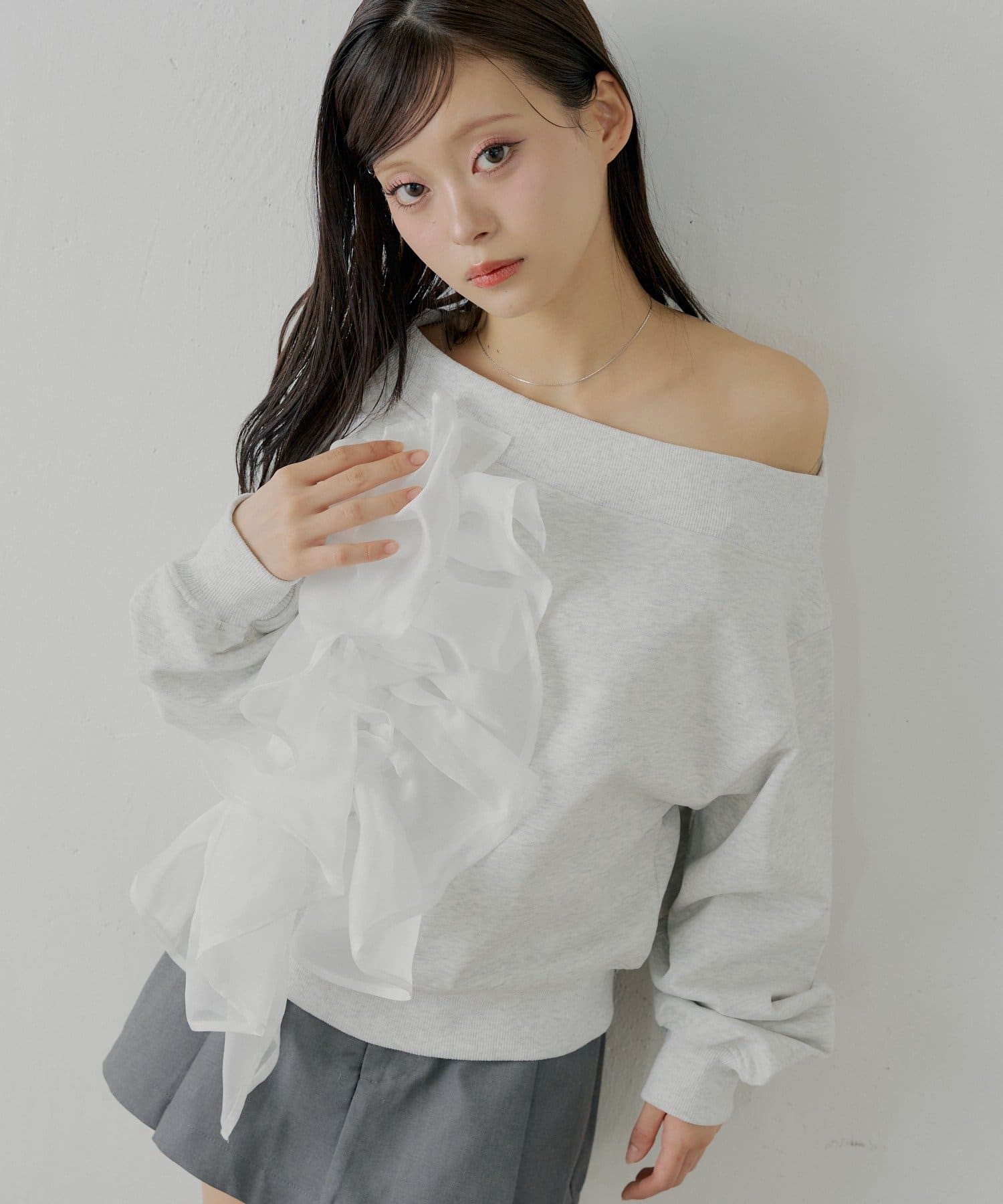 Chico(チコ) 【12/19(金)18時販売】ランダムチュールデザインオフショルスウェット