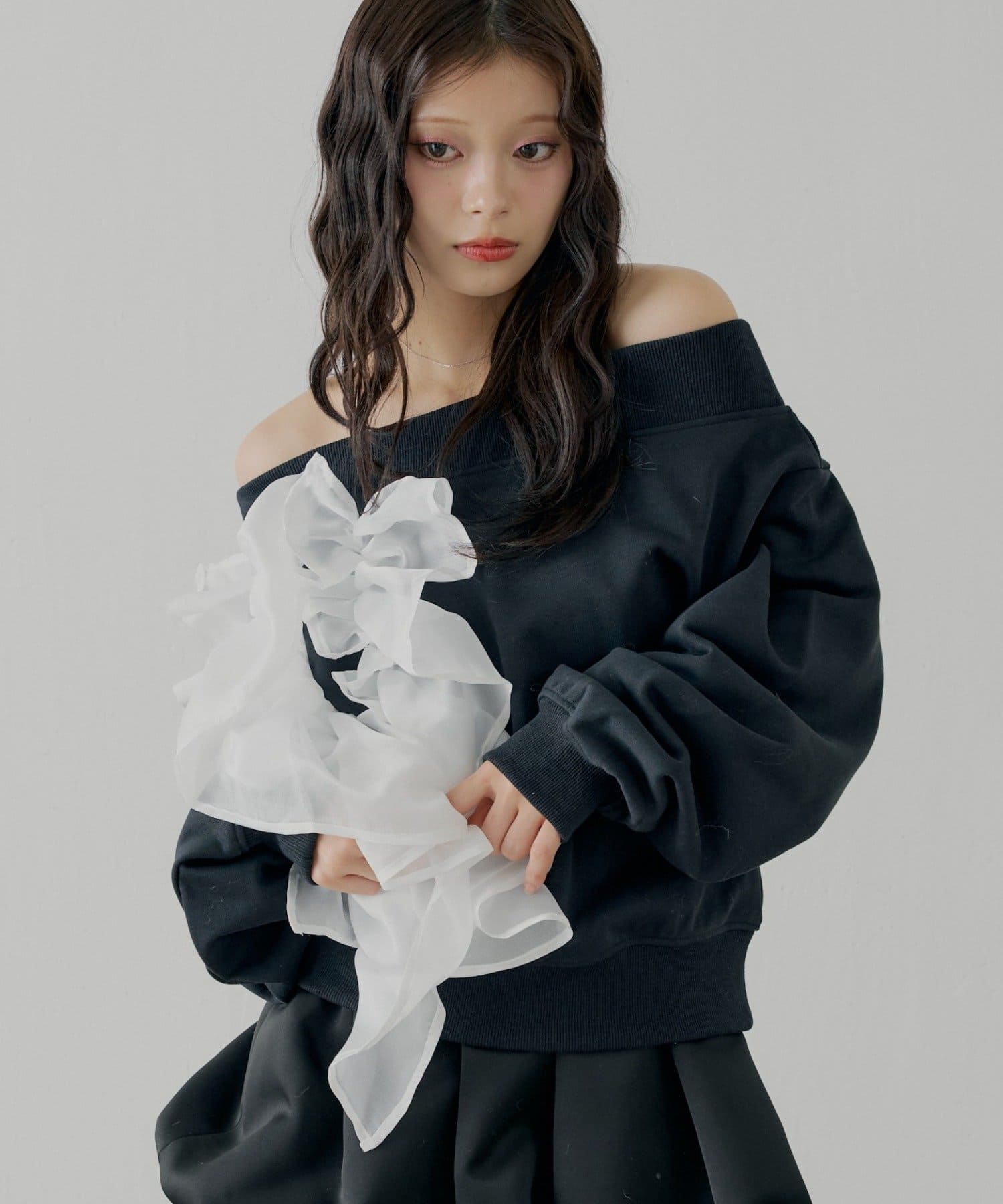 Chico(チコ) 【12/19(金)18時販売】ランダムチュールデザインオフショルスウェット