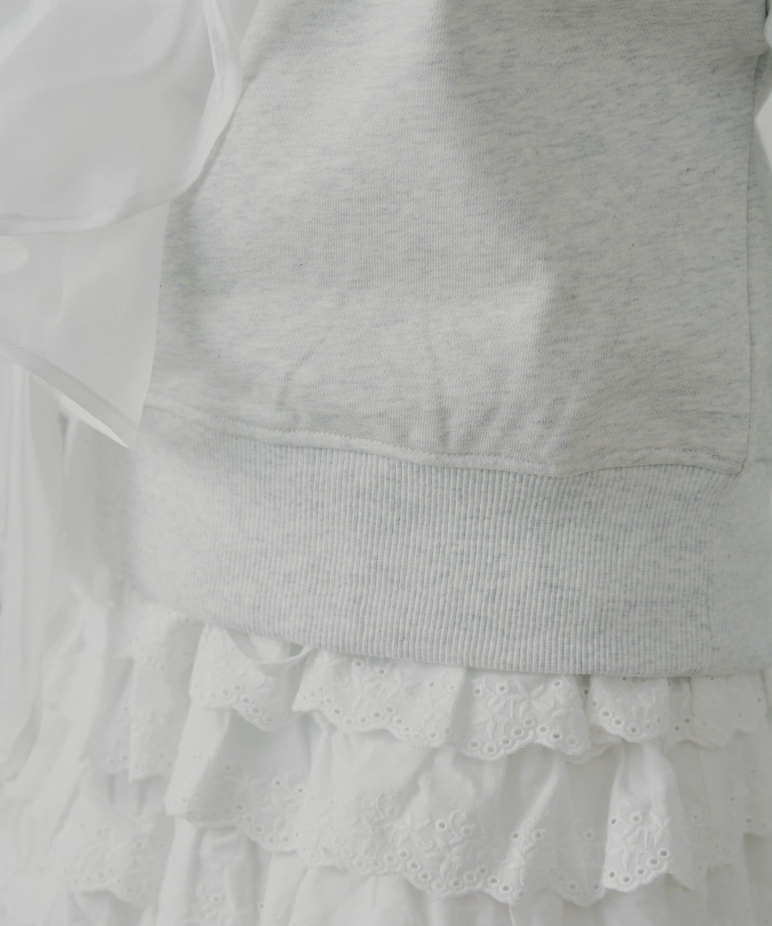 Chico(チコ) 【SALON by Chico】ランダムチュールデザインオフショルスウェット