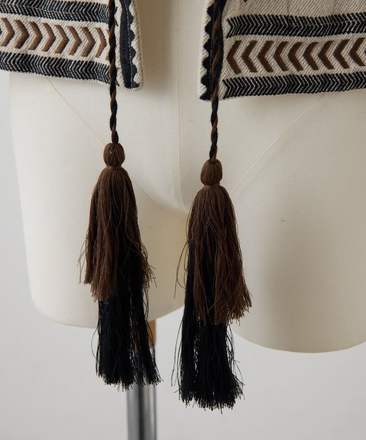 ear PAPILLONNER(イア パピヨネ) 《ショート丈/綿麻素材》花柄刺しゅうベスト【SUM1 STYLE(スミスタイル)】