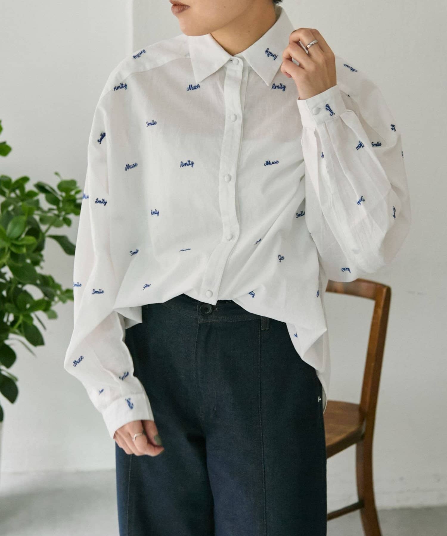 ear PAPILLONNER(イア パピヨネ) 《本体綿100％/透け感あり》ロゴ刺しゅうシャツ【SUM1 STYLE(スミスタイル)】