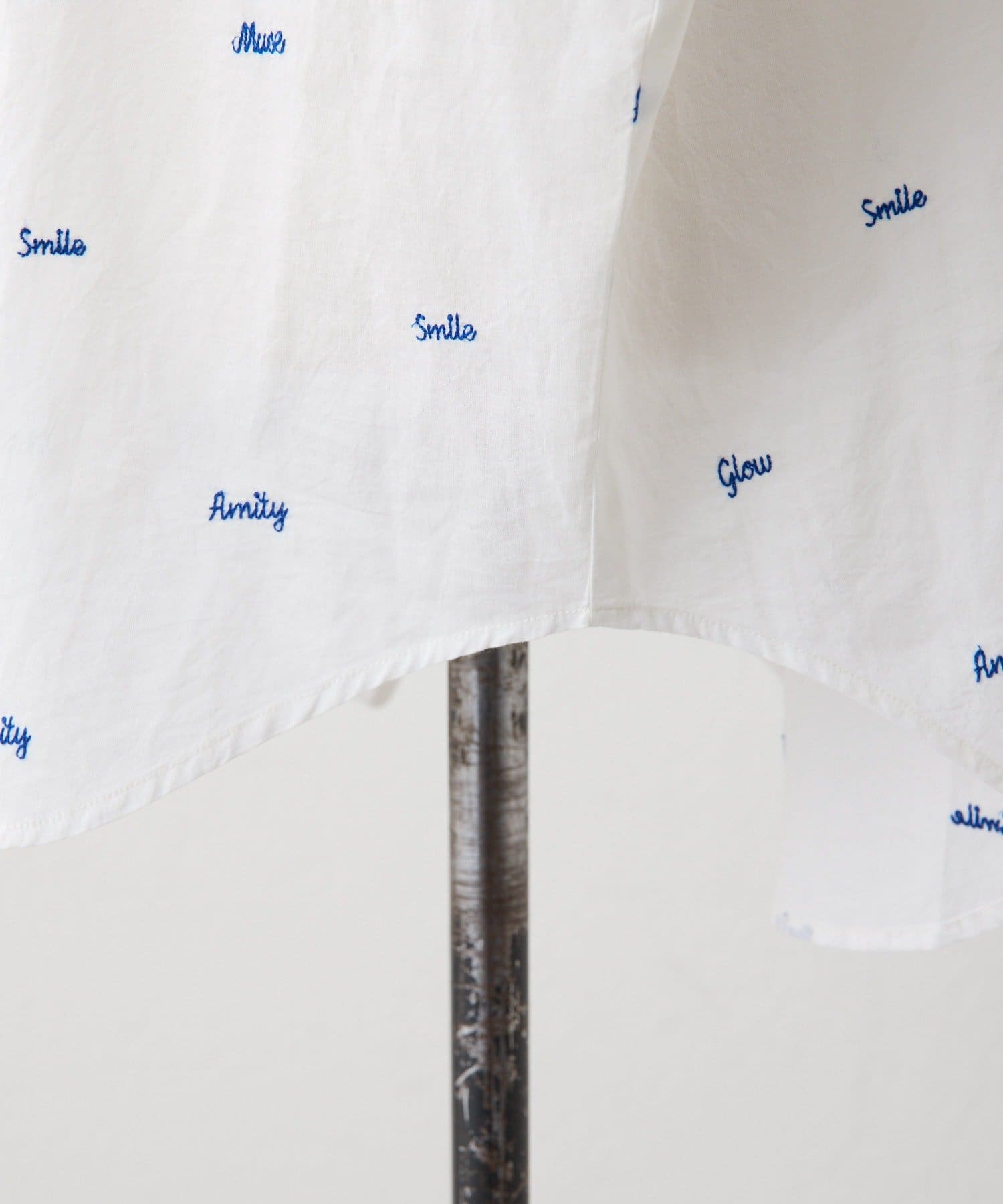 ear PAPILLONNER(イア パピヨネ) 《本体綿100％/透け感あり》ロゴ刺しゅうシャツ【SUM1 STYLE(スミスタイル)】