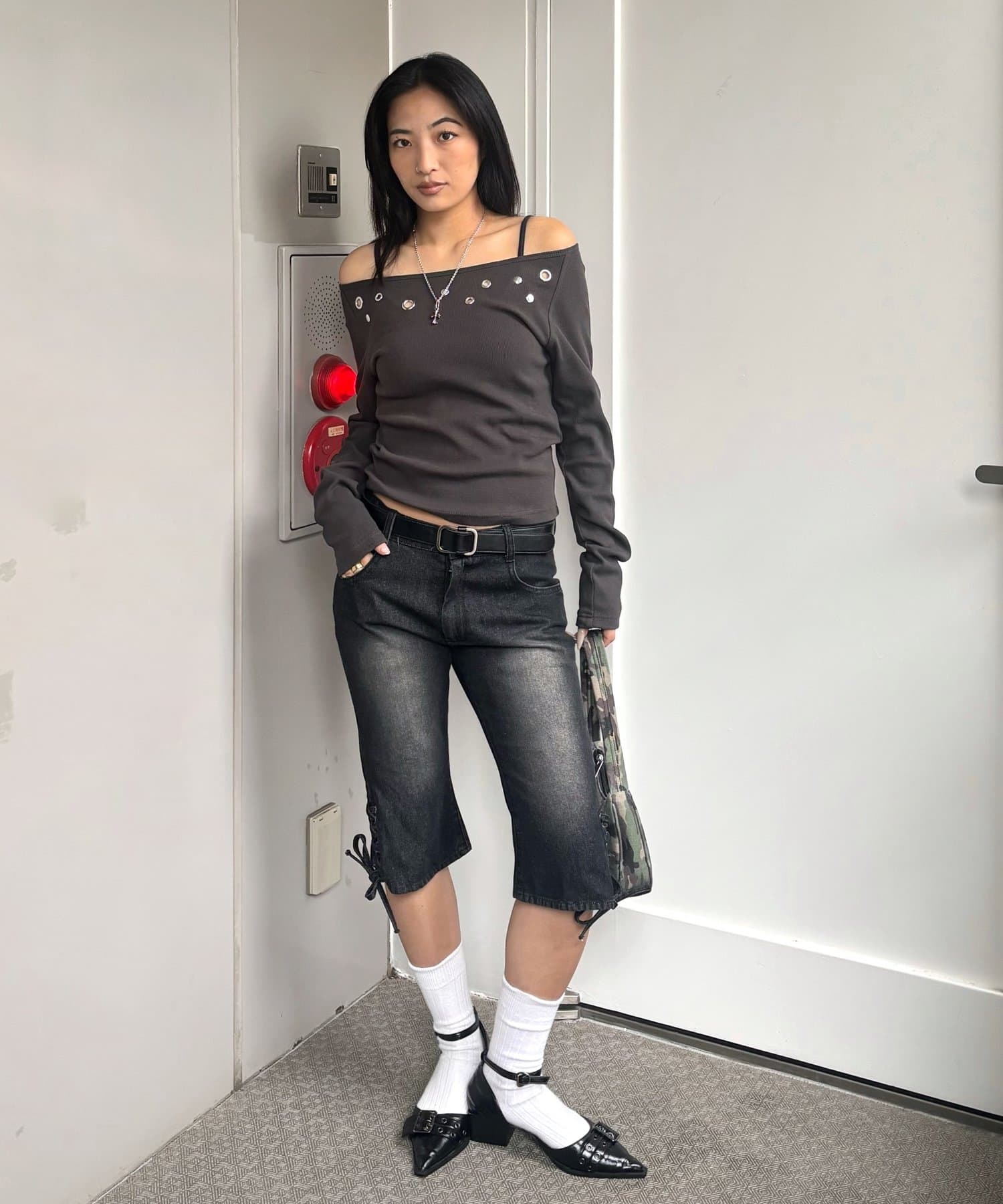 WHO’S WHO gallery(フーズフーギャラリー) 【WEB限定】EYELET OFF SHOULDER TOPS