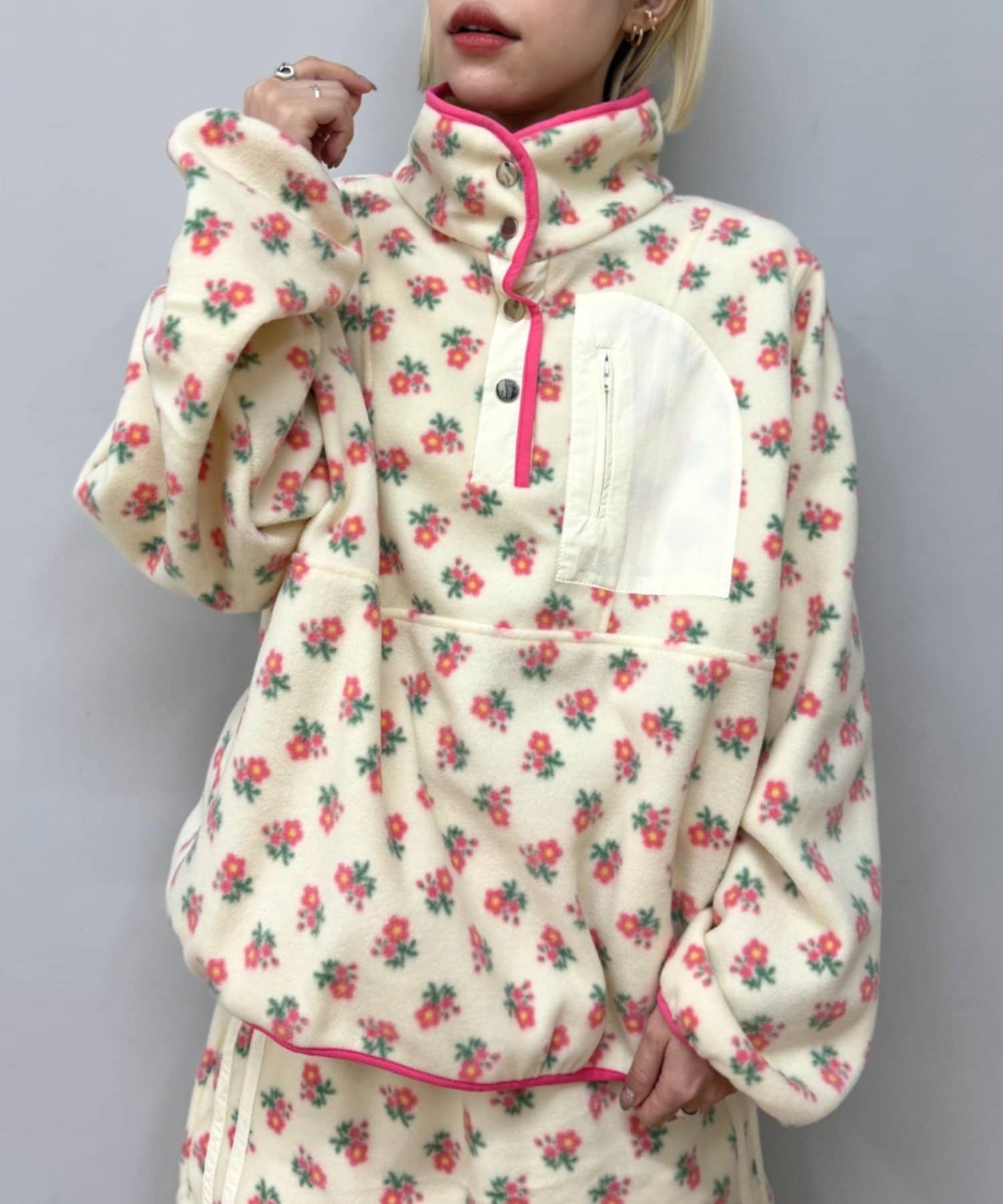 w closet(ダブルクローゼット) 花柄フリースプルオーバー