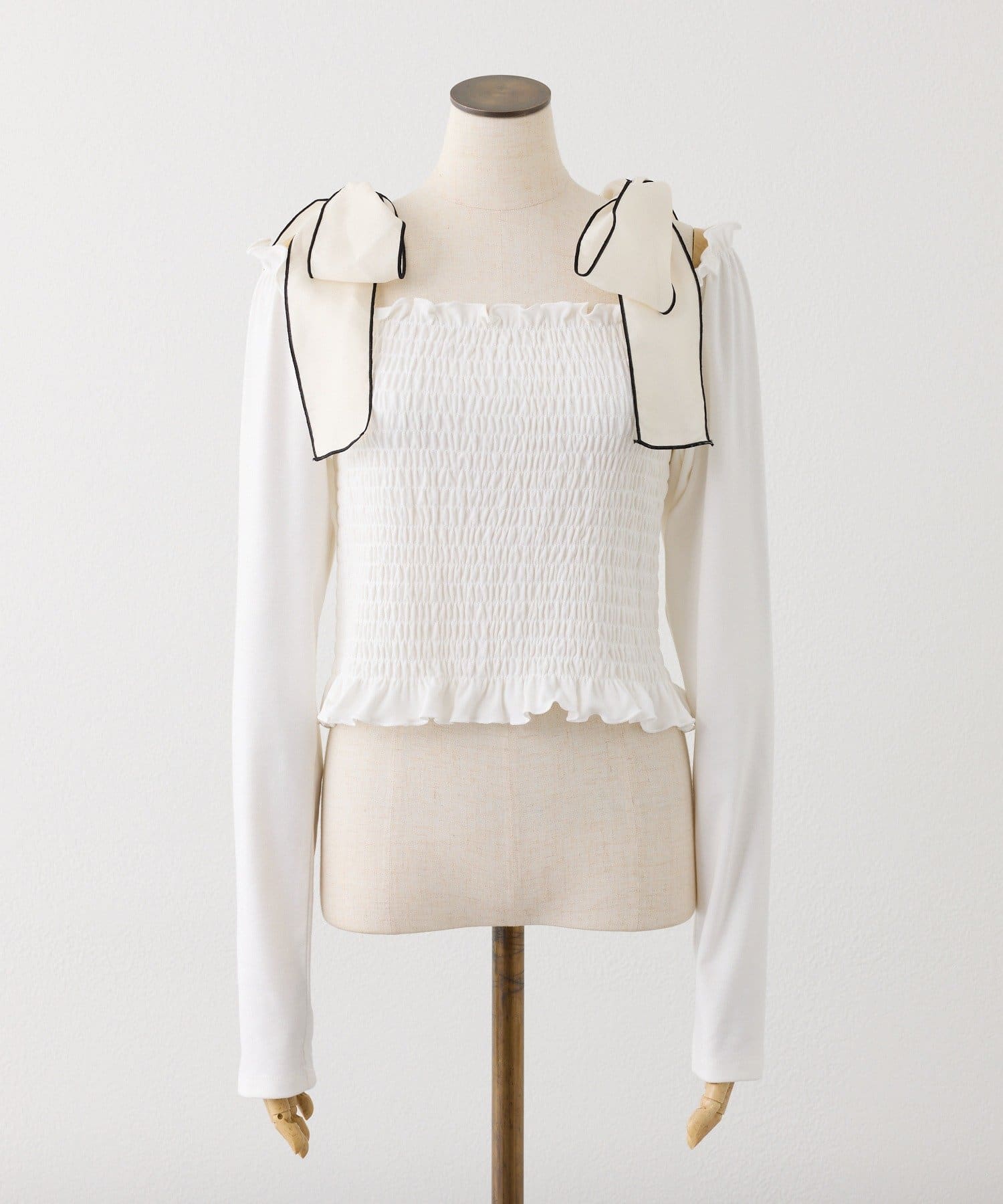 one after another NICE CLAUP(ワンアフターアナザー ナイスクラップ) 肩リボンシャーリングトップス