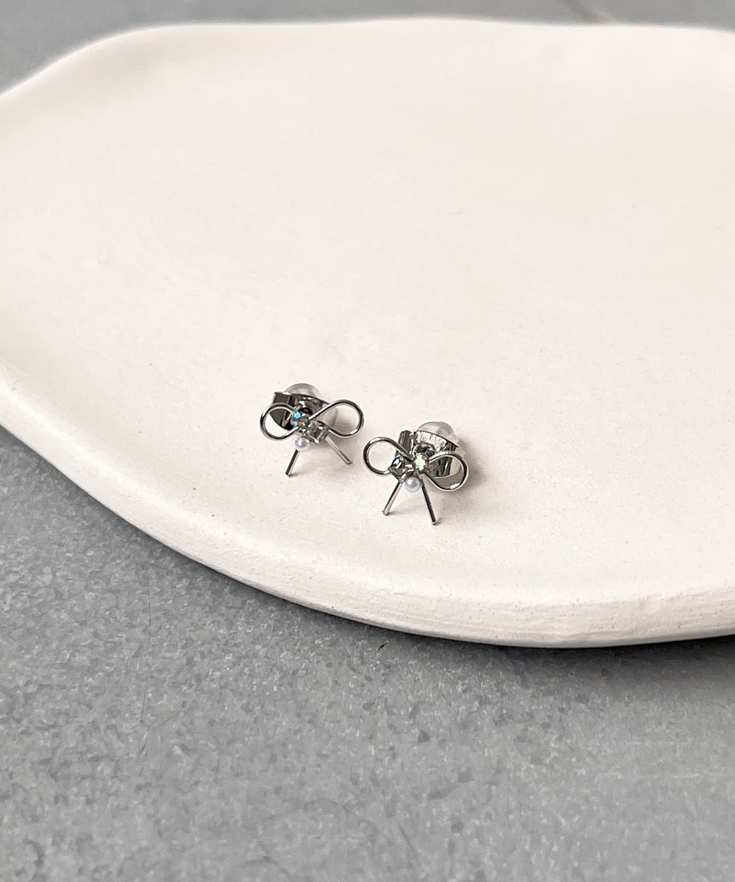 3COINS(スリーコインズ) センターパーツリボンピアス