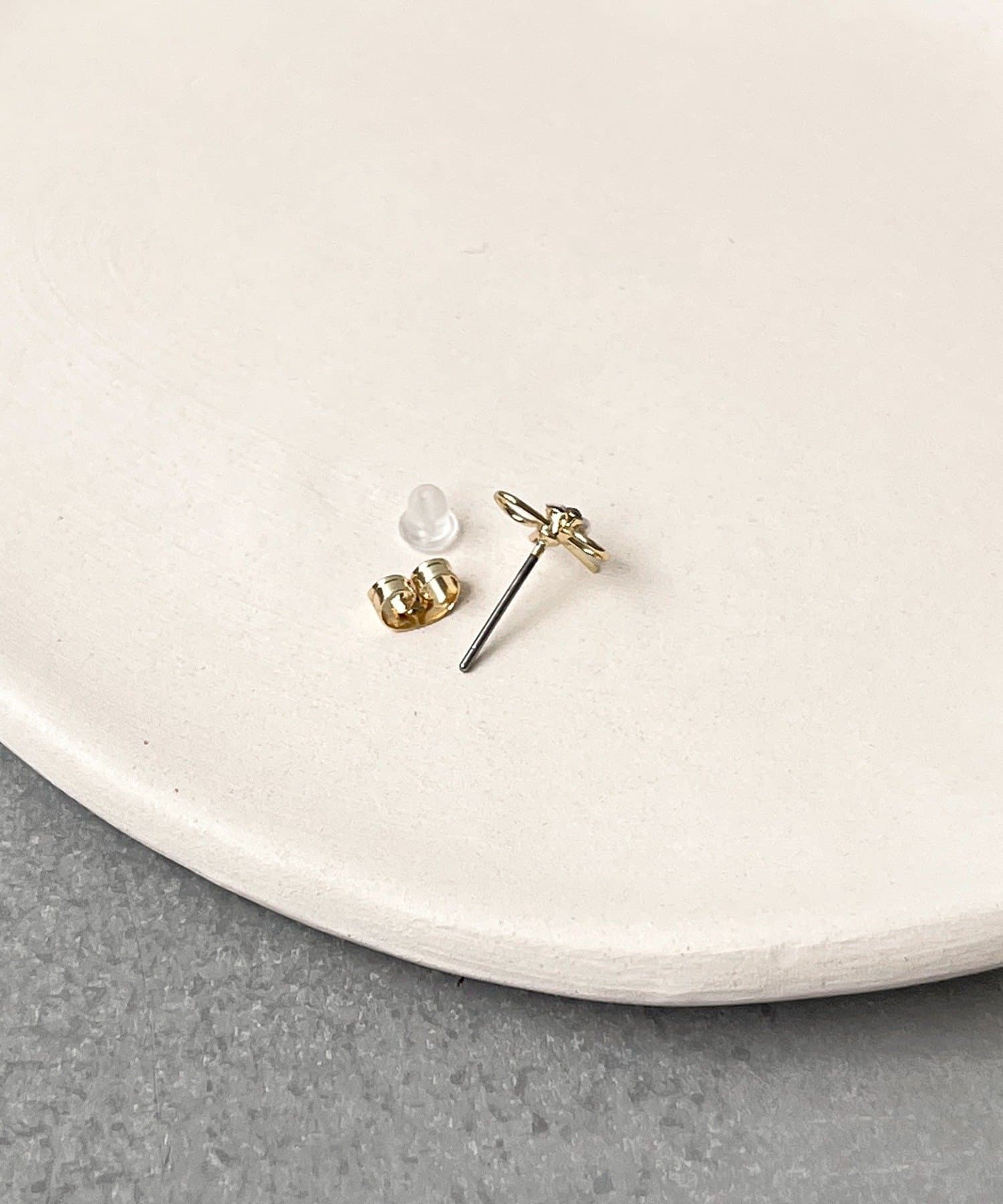 3COINS(スリーコインズ) センターパーツリボンピアス