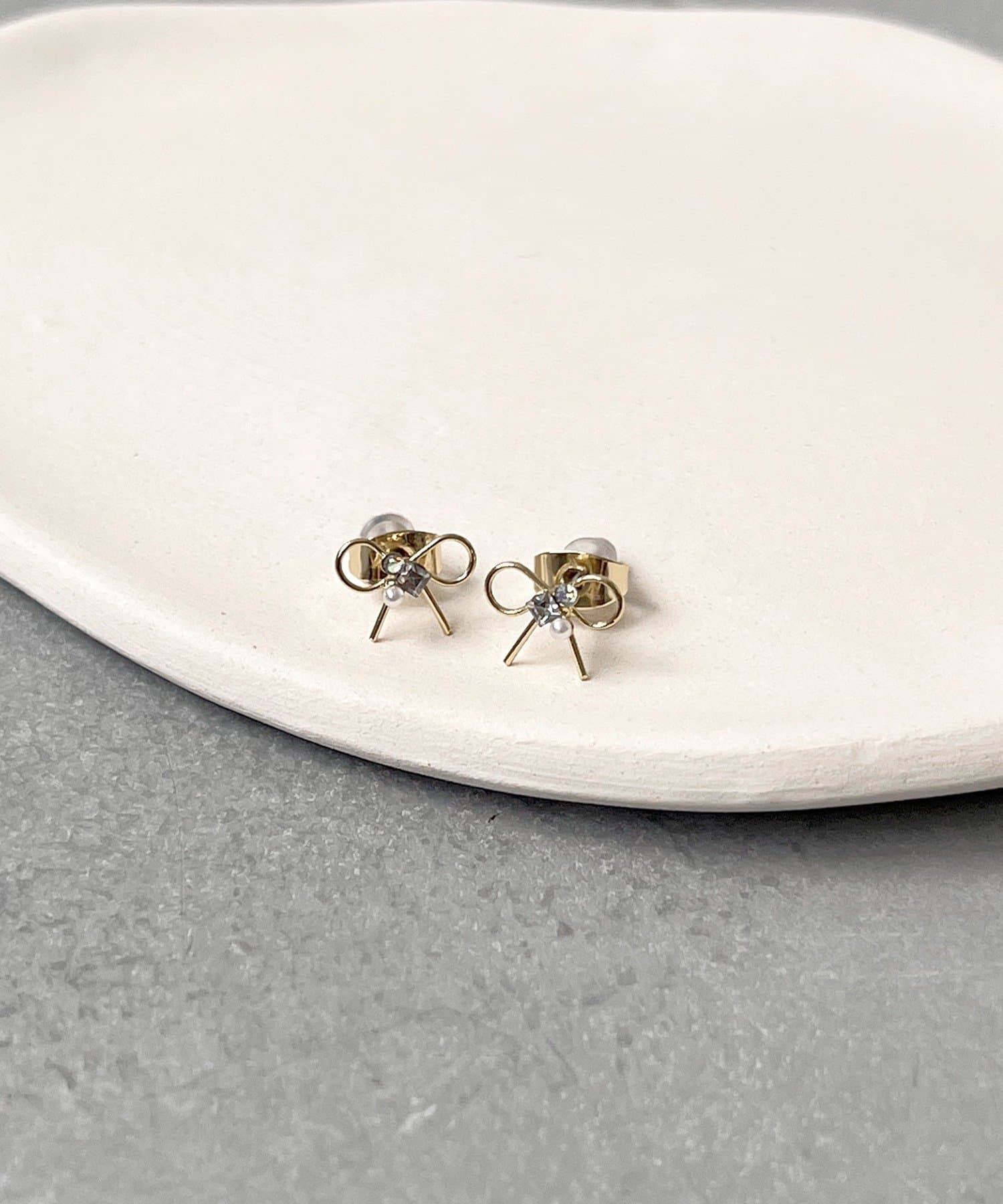 3COINS(スリーコインズ) センターパーツリボンピアス