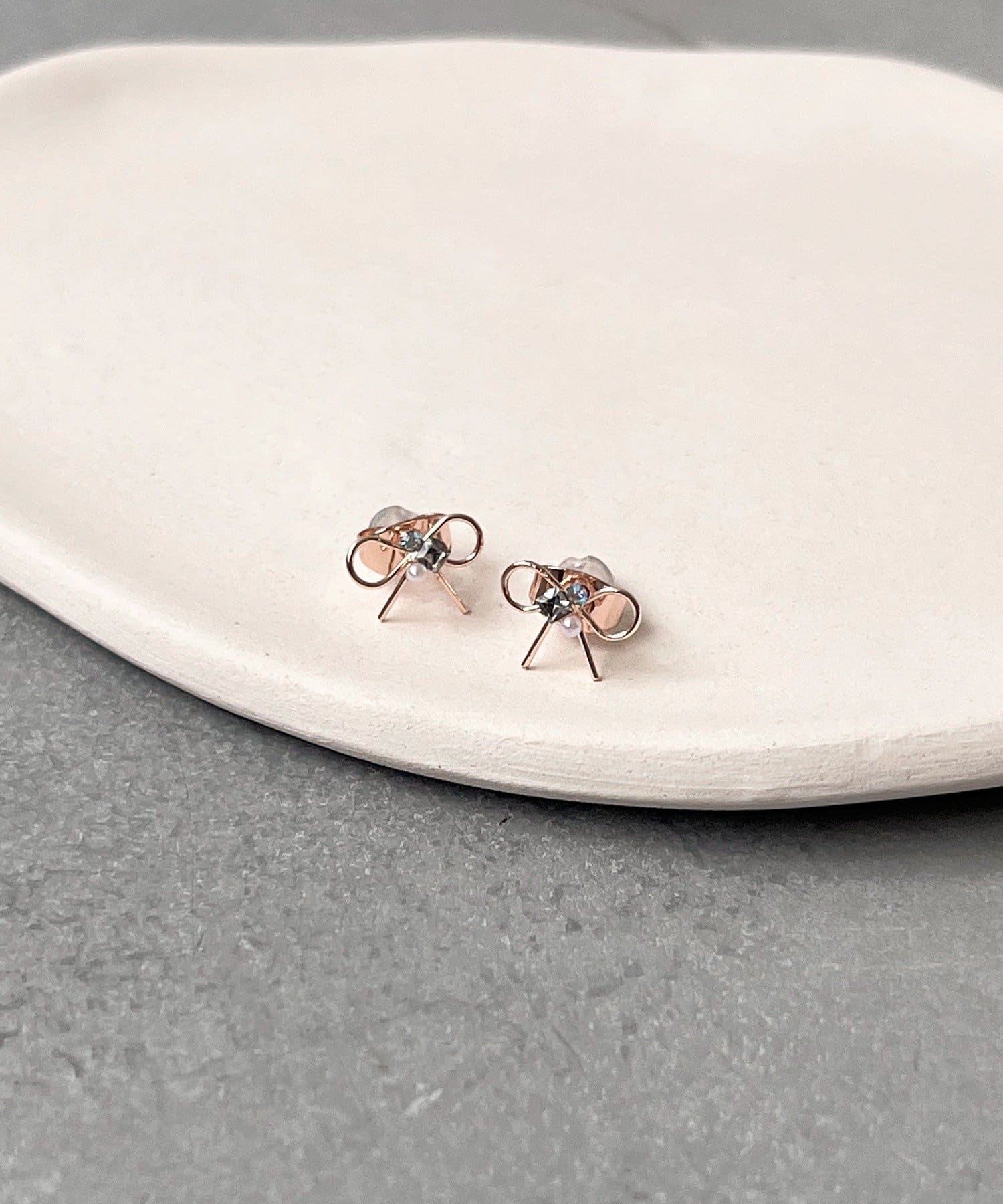 3COINS(スリーコインズ) センターパーツリボンピアス