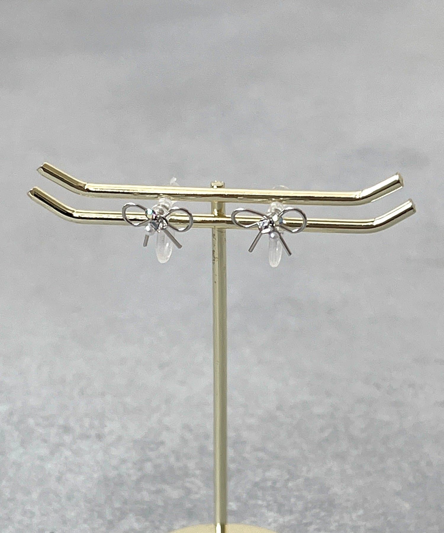 3COINS(スリーコインズ) センターパーツリボン樹脂イヤリング