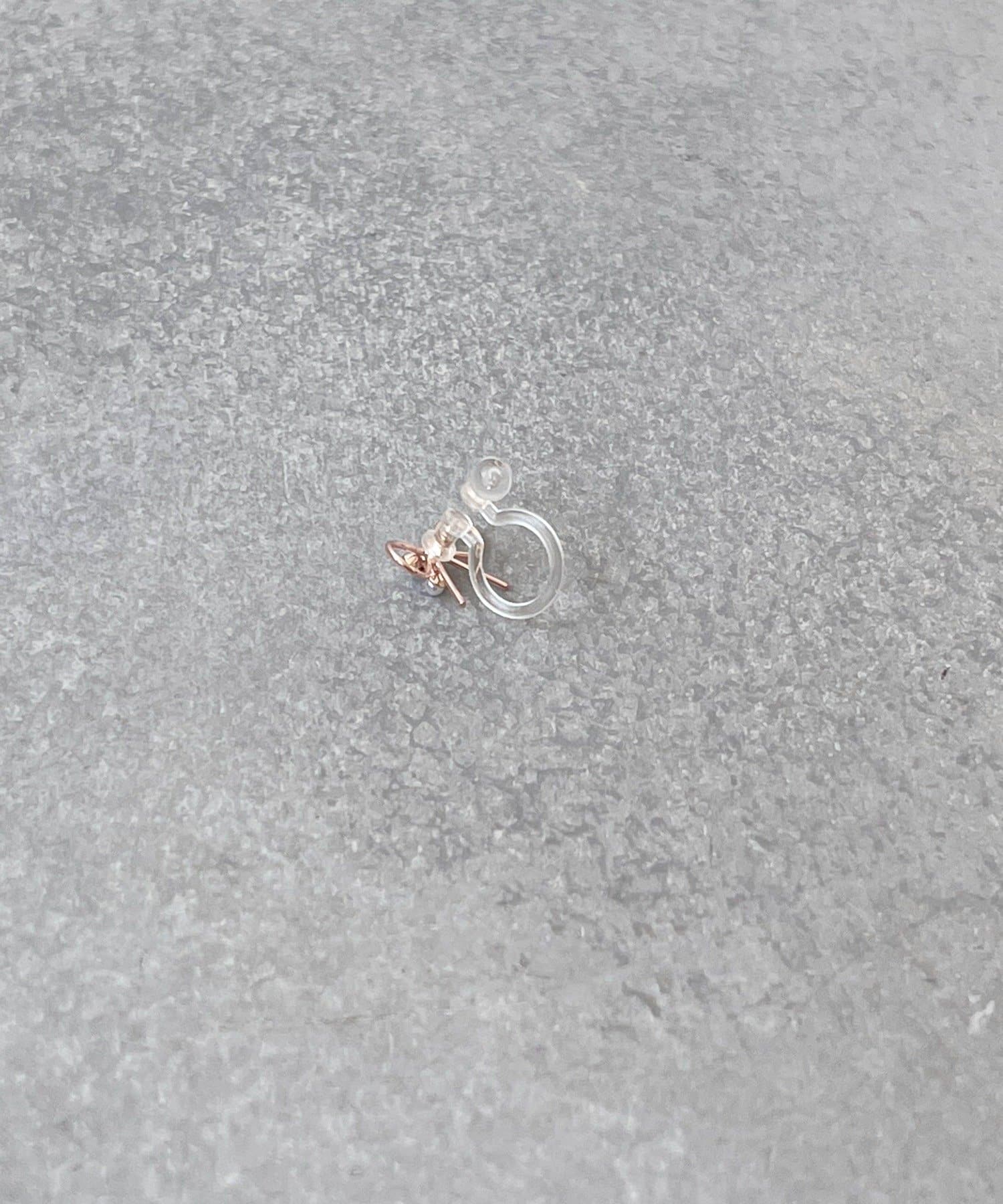 3COINS(スリーコインズ) センターパーツリボン樹脂イヤリング