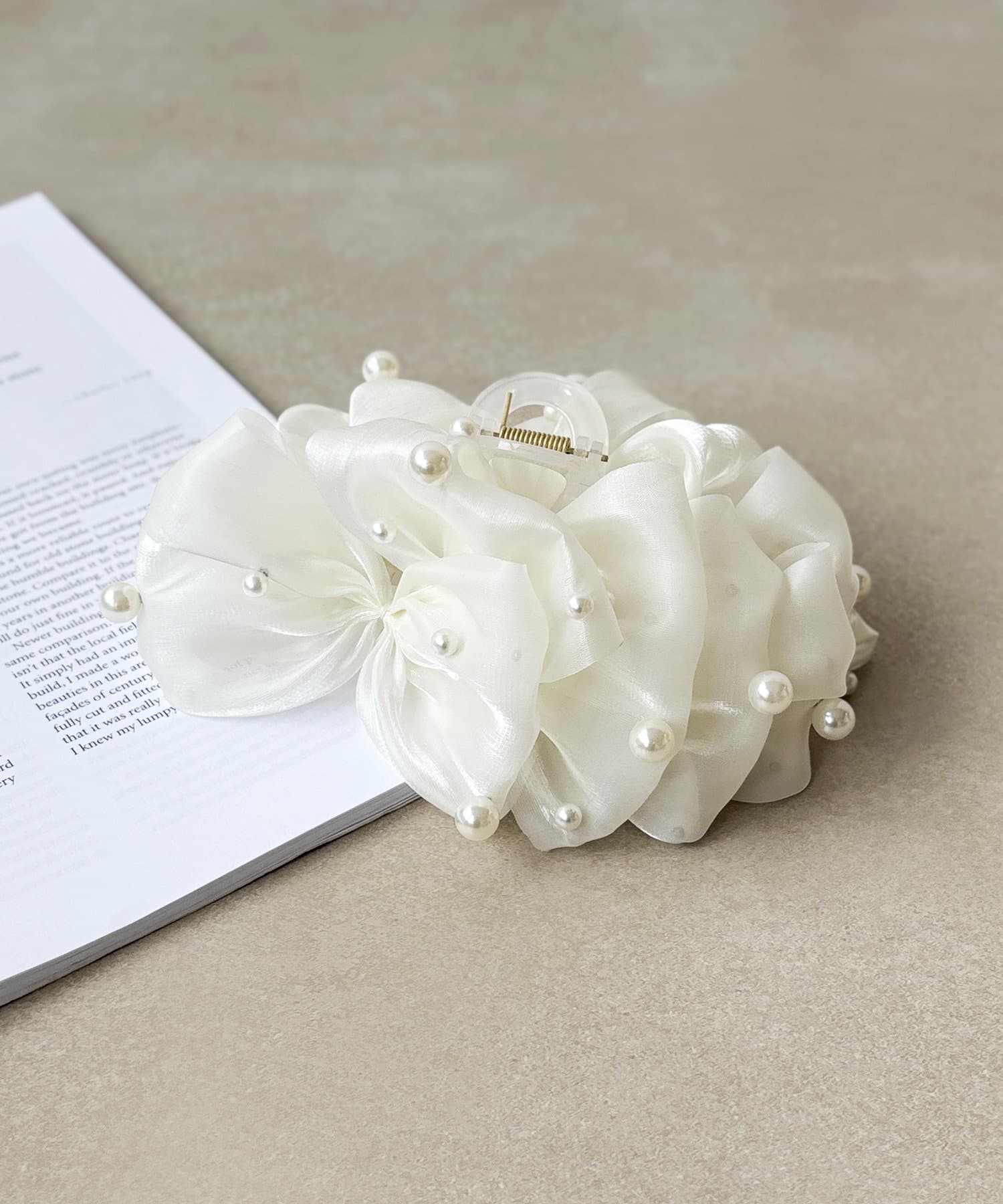 3COINS(スリーコインズ) ボリュームパール付きフリルバンス