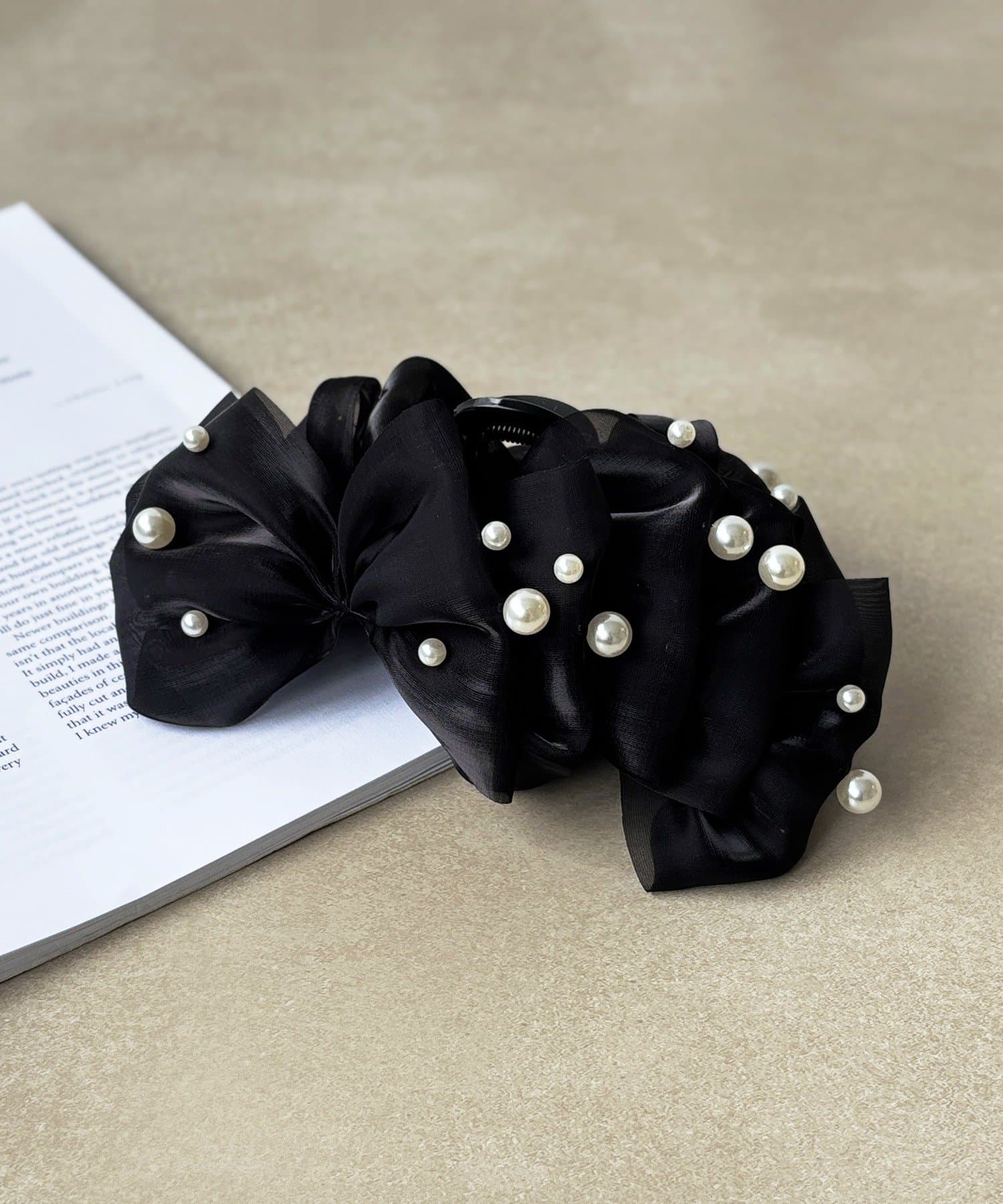 3COINS(スリーコインズ) ボリュームパール付きフリルバンス