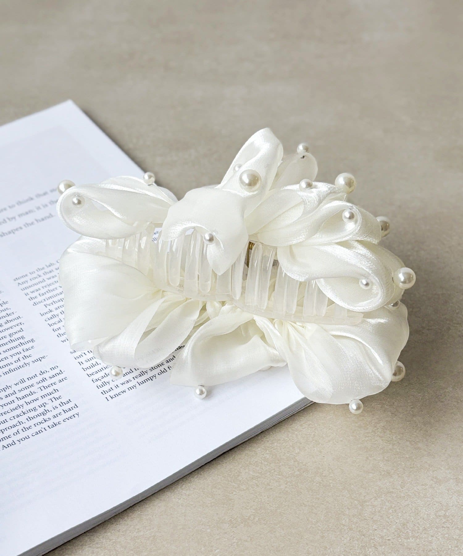 3COINS(スリーコインズ) ボリュームパール付きフリルバンス