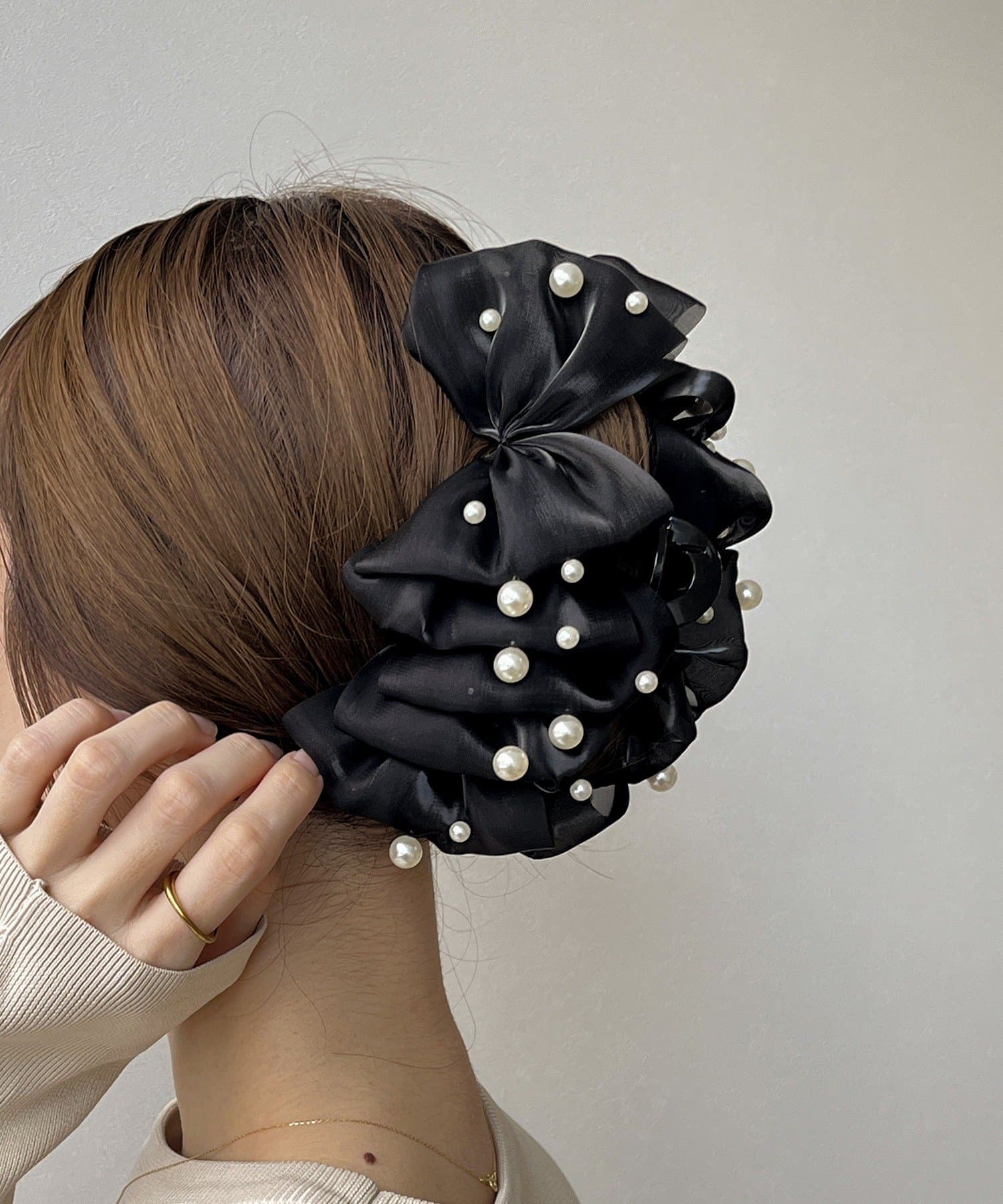 3COINS(スリーコインズ) ボリュームパール付きフリルバンス