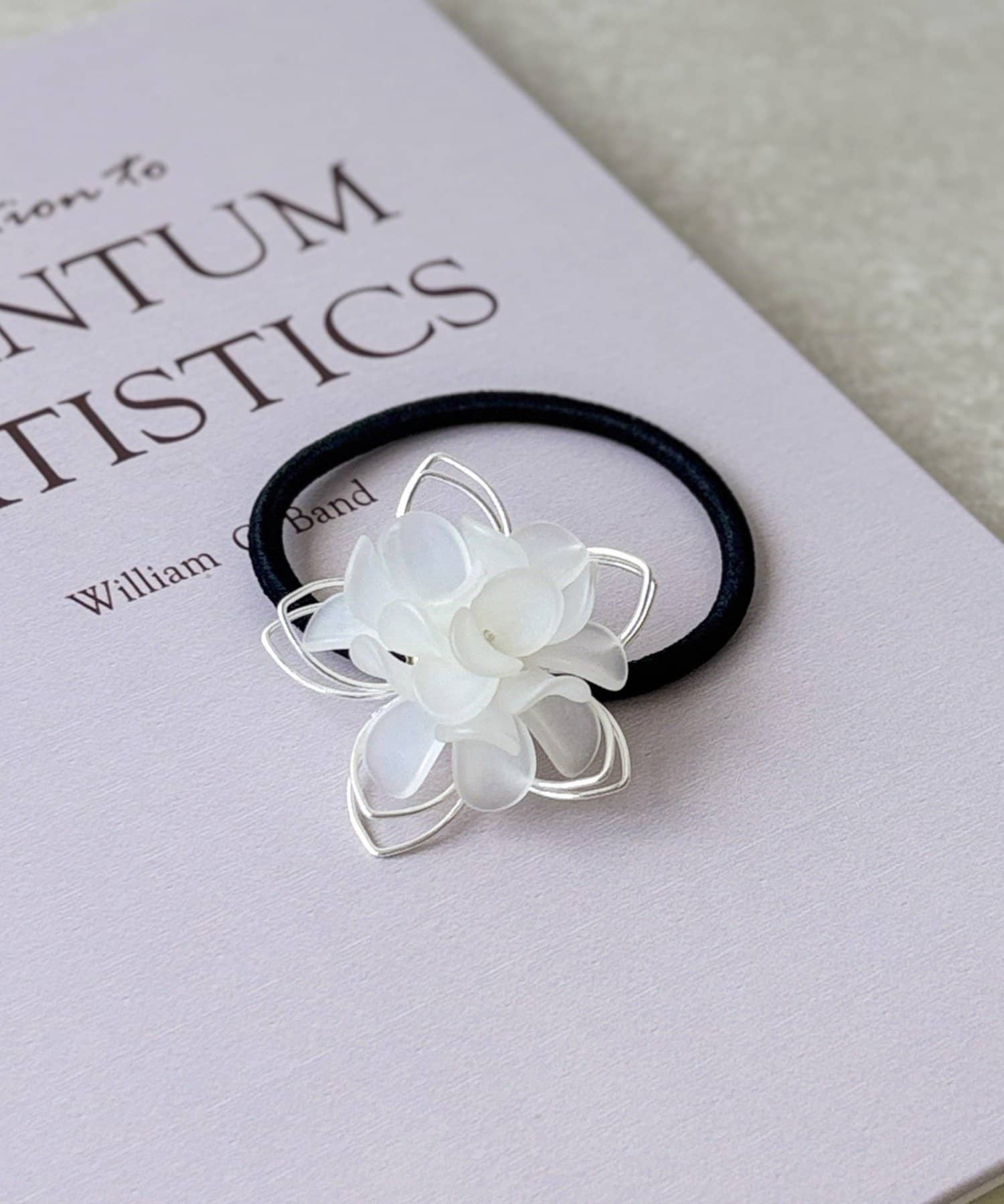 3COINS(スリーコインズ) アクリルワイヤーフラワーポニー