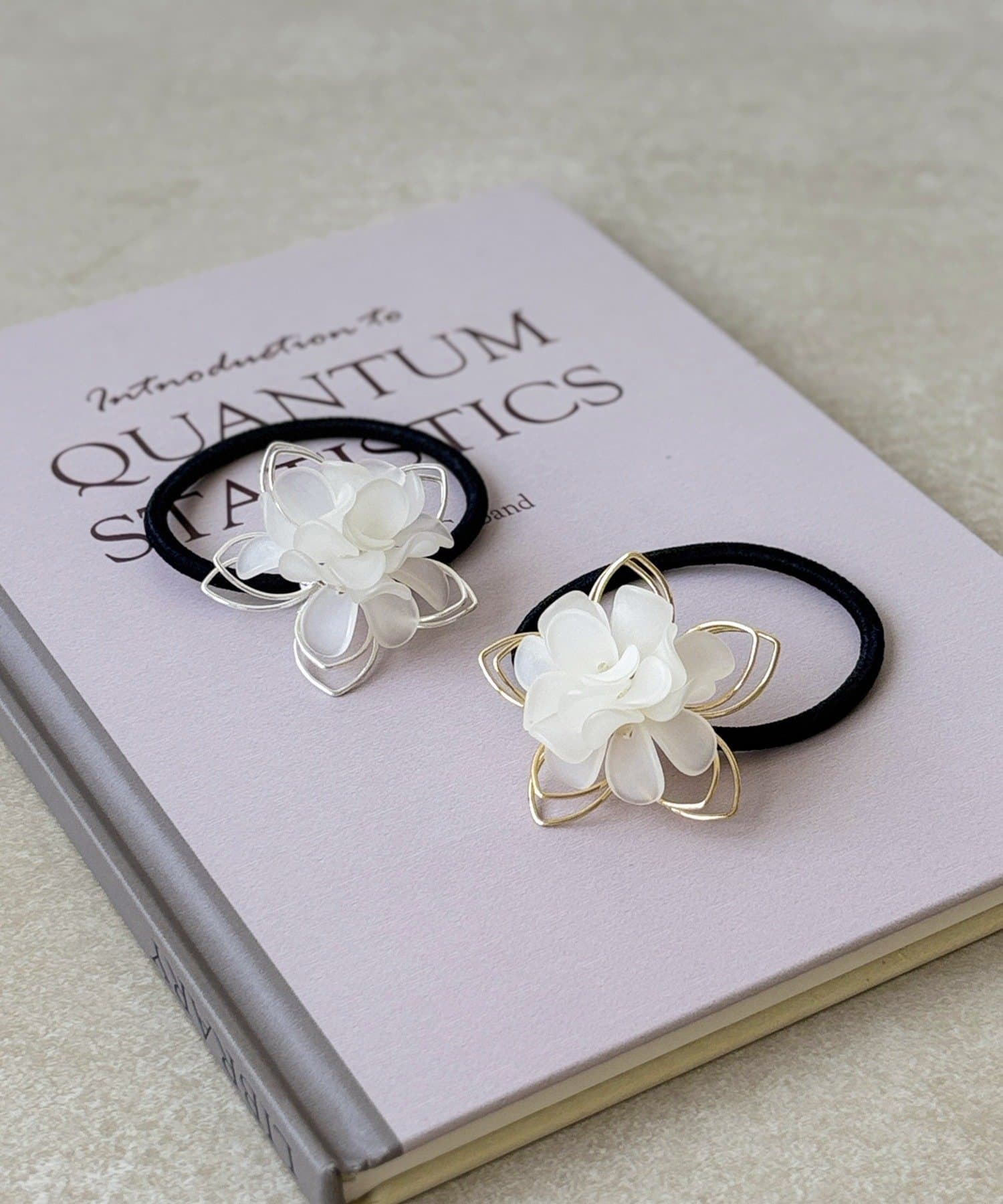 3COINS(スリーコインズ) アクリルワイヤーフラワーポニー