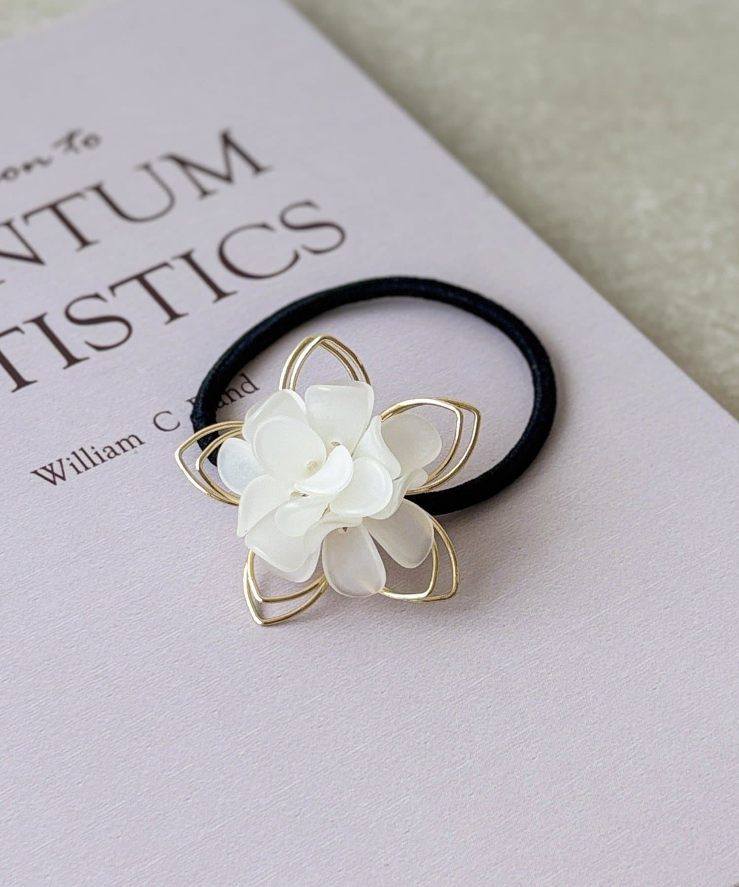 3COINS(スリーコインズ) アクリルワイヤーフラワーポニー