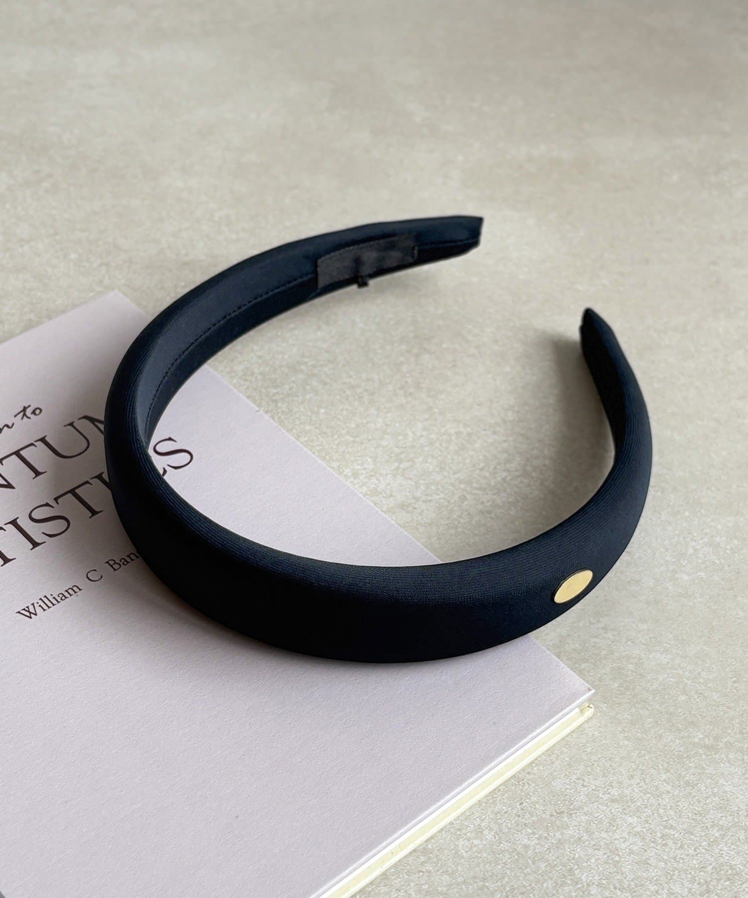 3COINS(スリーコインズ) プレート付きツイルカチューシャ